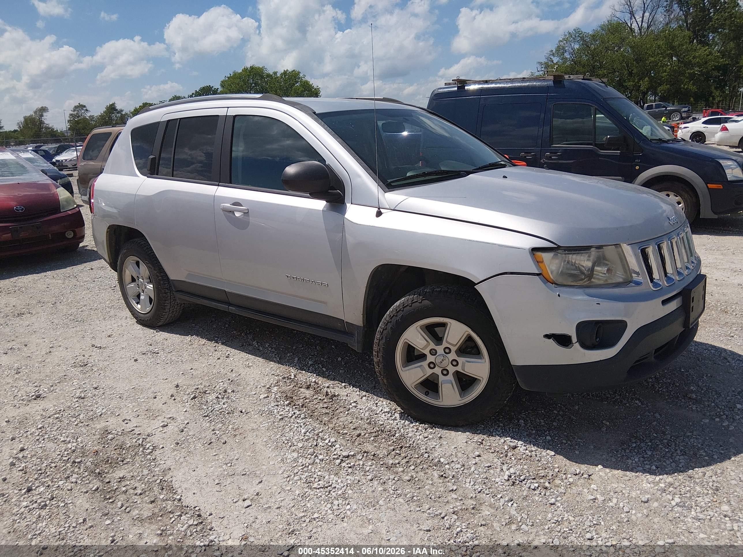 2013 Jeep Compass Sport, VIN 1C4NJCBAXDD245817 — Side