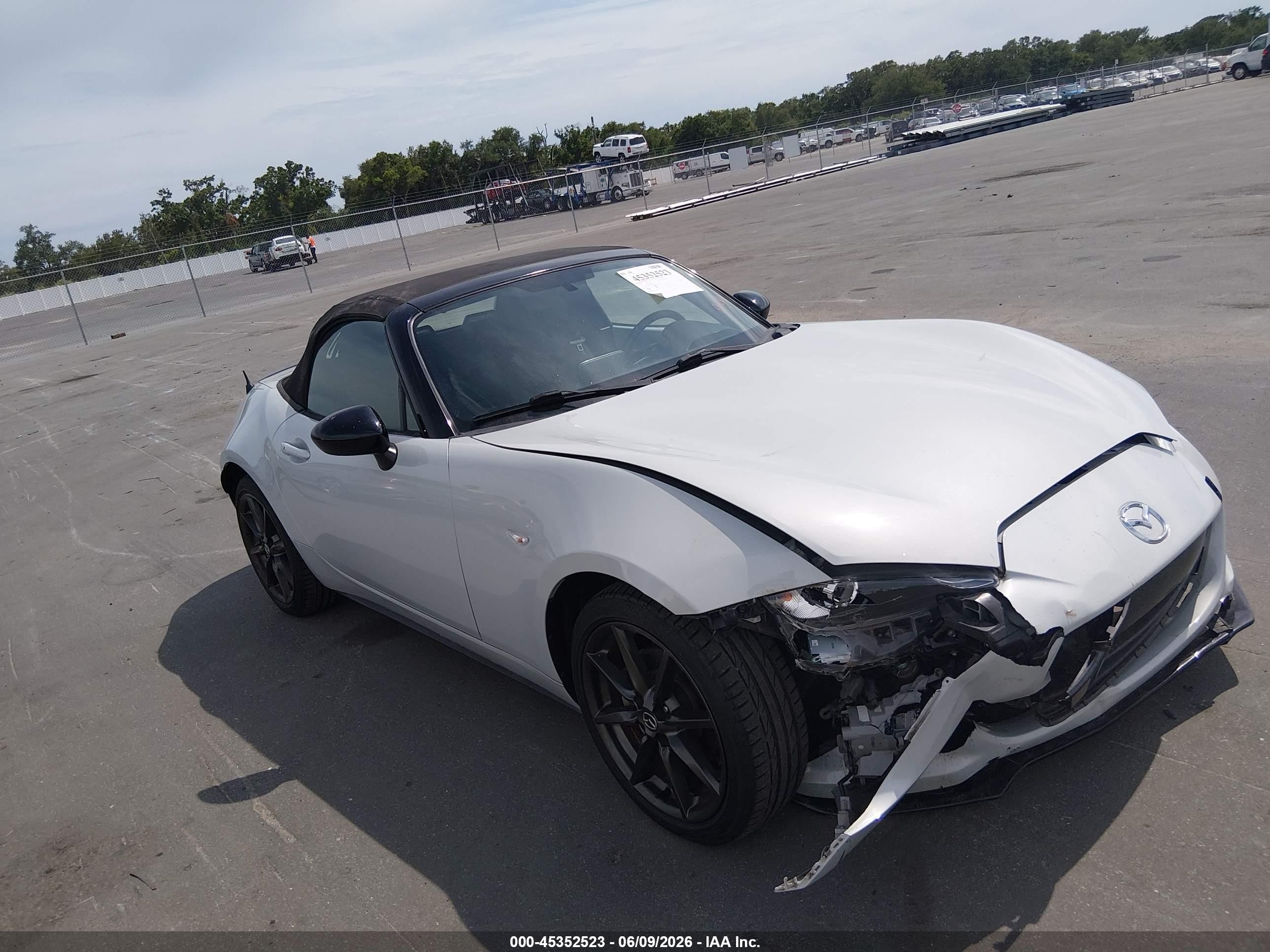 2016 Mazda MX-5 Miata Club, VIN JM1NDAC75G0106351 — Normal wear
