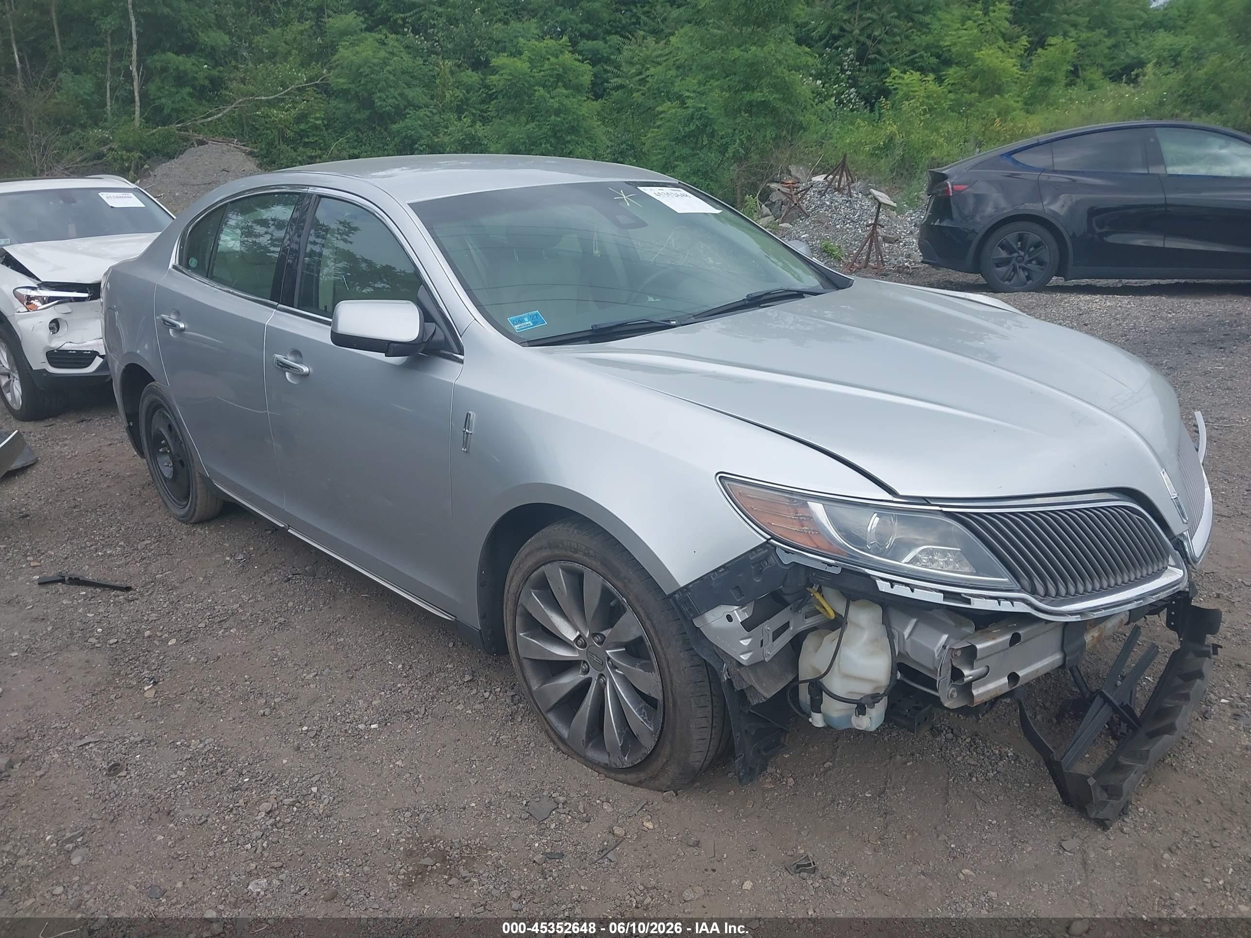 2013 Lincoln MKS, VIN 1LNHL9DK9DG605623 — Front end