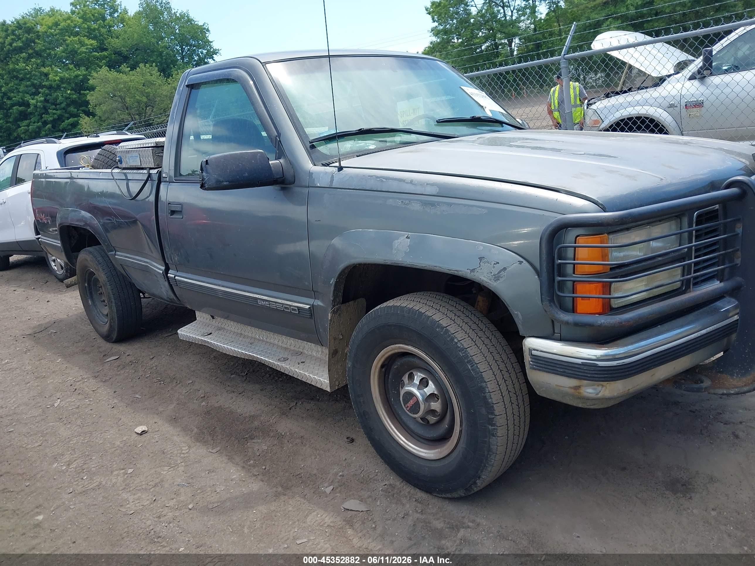 2000 GMC Sierra 2500, VIN 1GTGK24RXYF457307 — Side