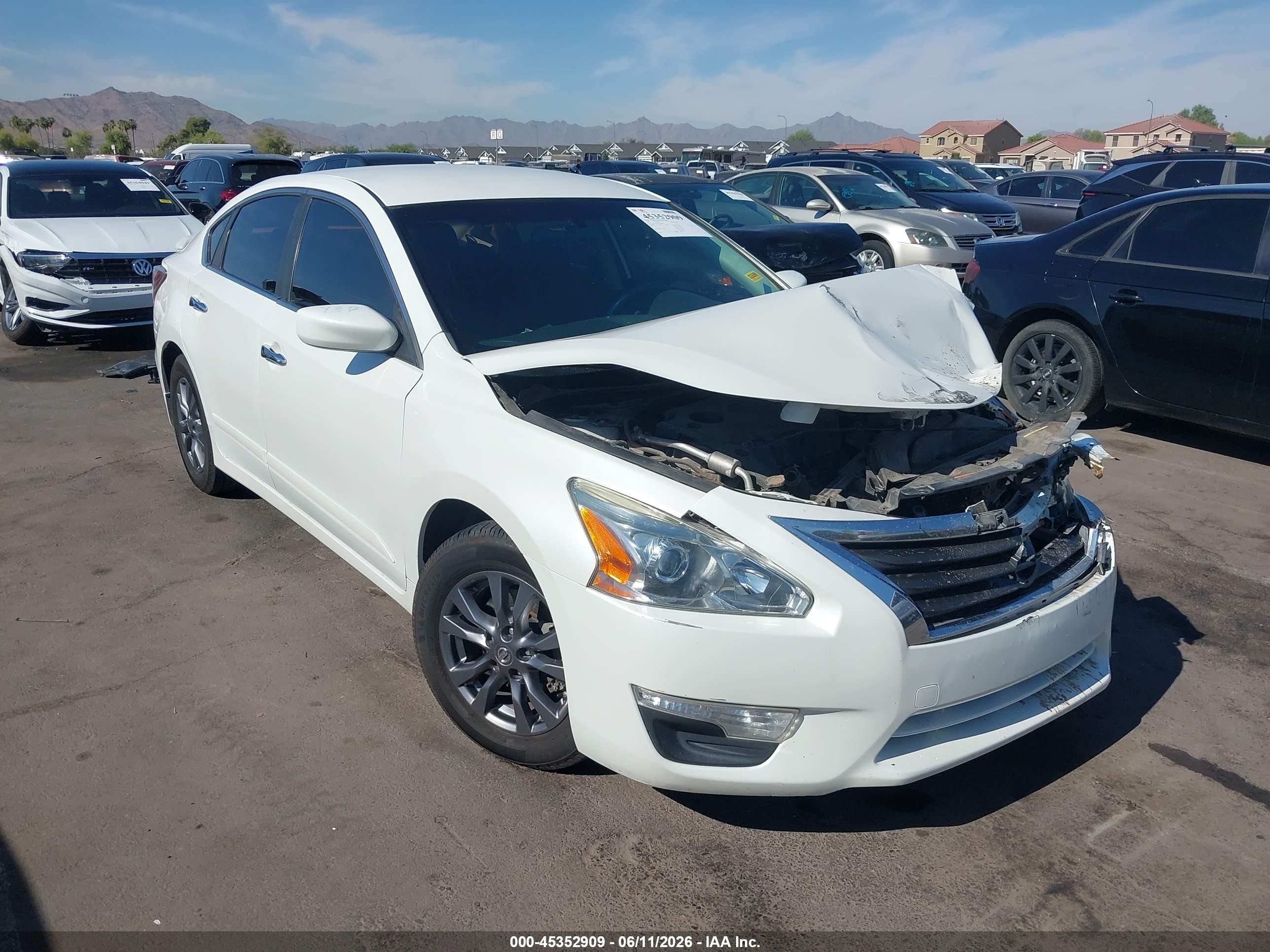 2015 Nissan Altima S, VIN 1N4AL3AP0FN916204 — Front end