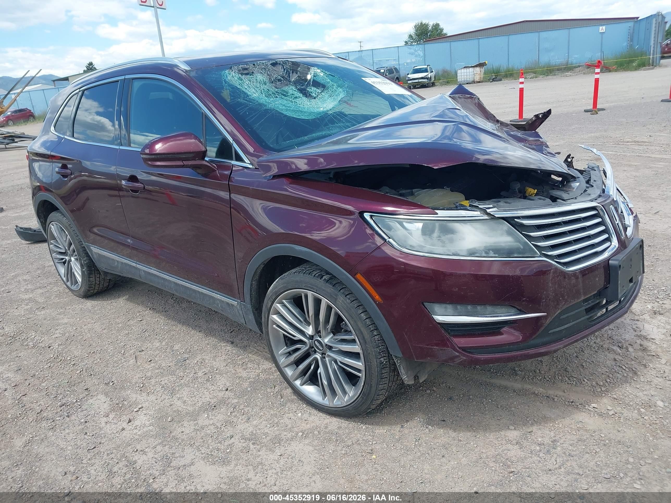 2016 Lincoln MKC Reserve, VIN 5LMTJ3DH4GUJ21962 — Front end