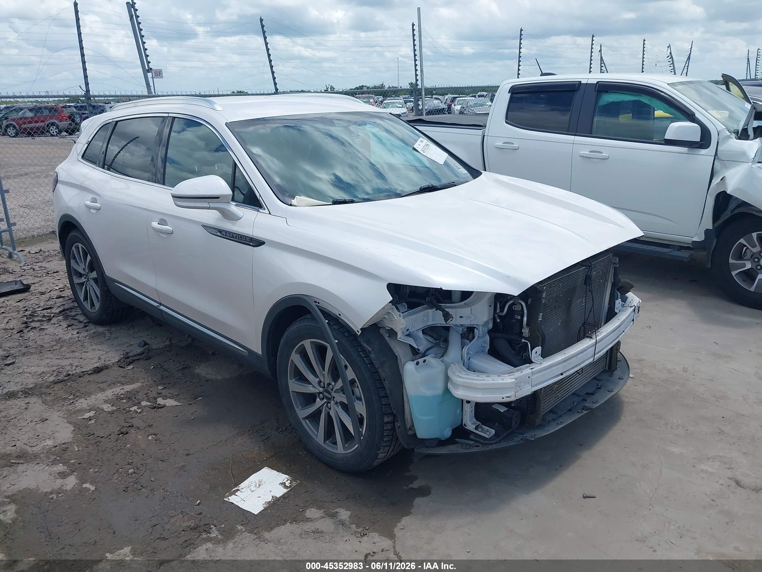 2019 Lincoln Nautilus Select, VIN 2LMPJ6K90KBL20107 — Front end