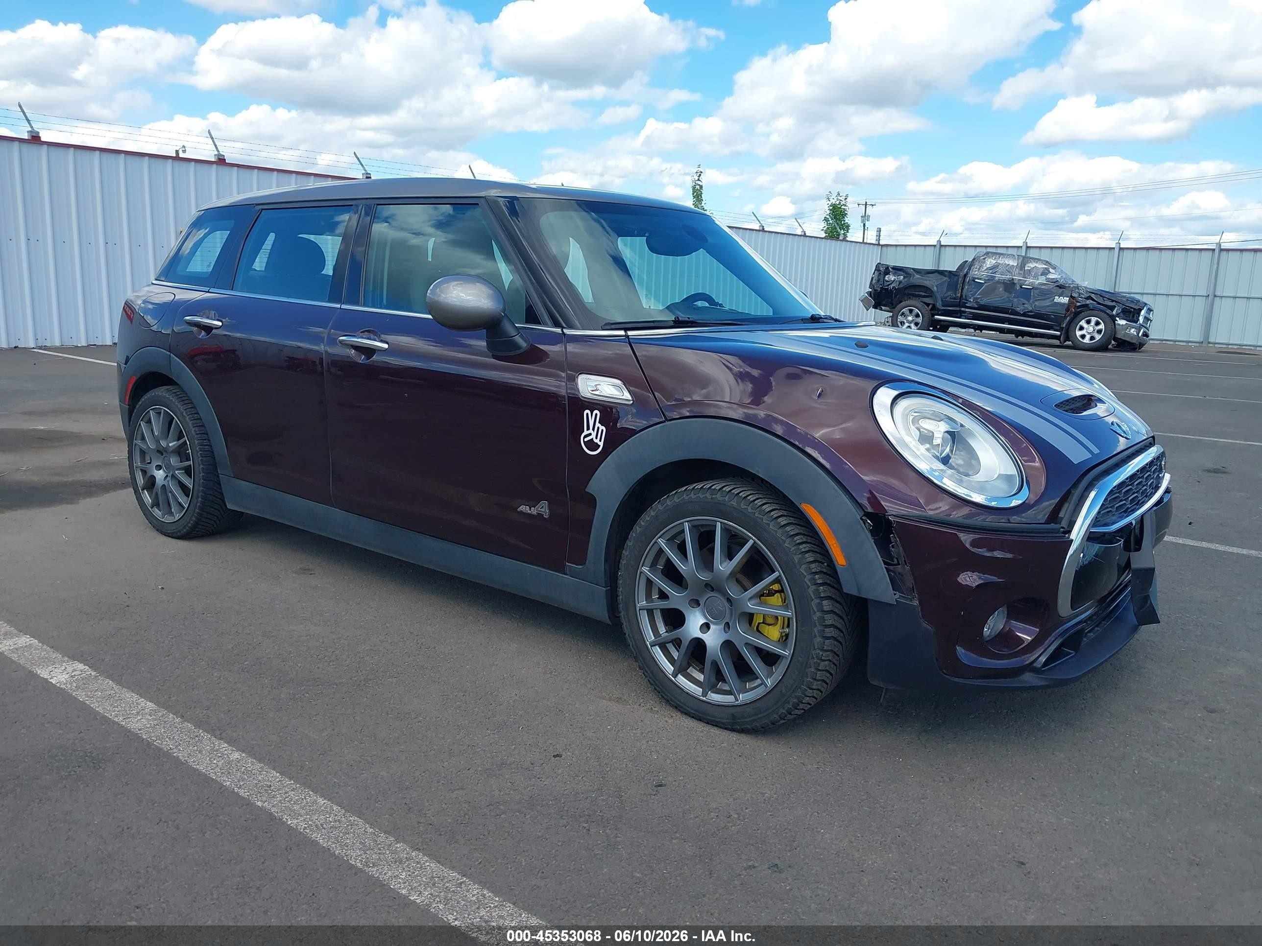 2017 MINI Clubman Cooper S, VIN WMWLU5C5XH2E82725 — Перед