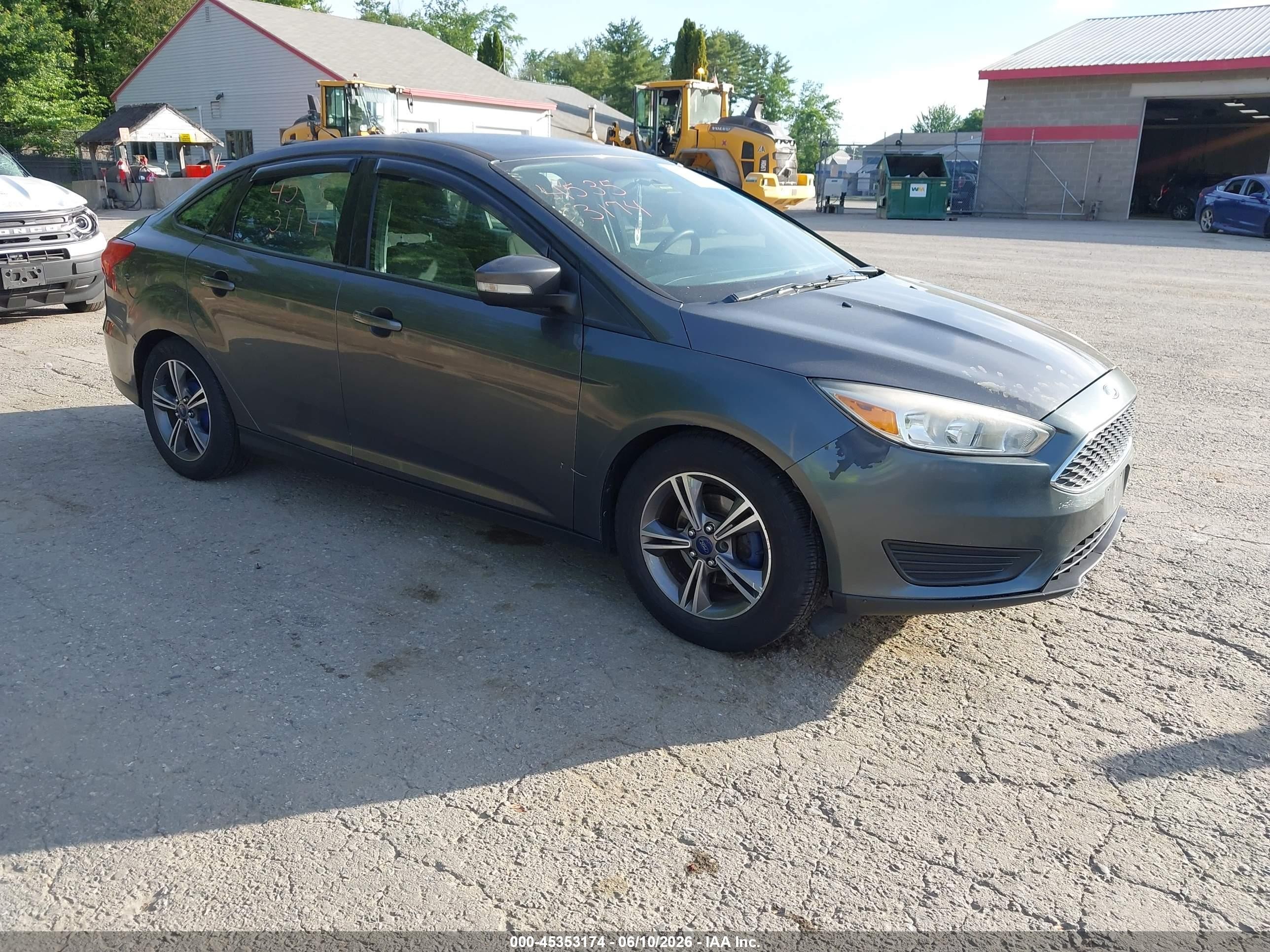 2015 Ford Focus SE, VIN 1FADP3F21FL249573 — Normal wear