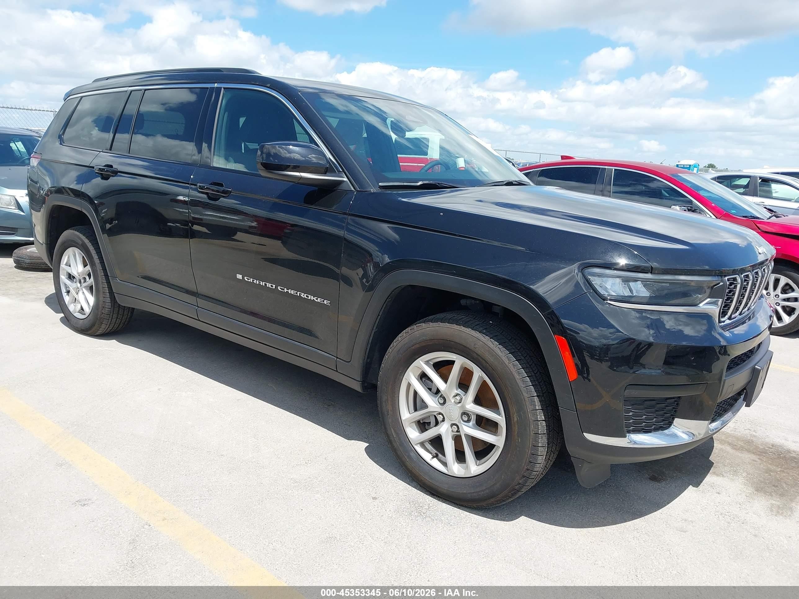 2024 Jeep Grand Cherokee Laredo, VIN 1C4RJKAG6R8614822 — Side