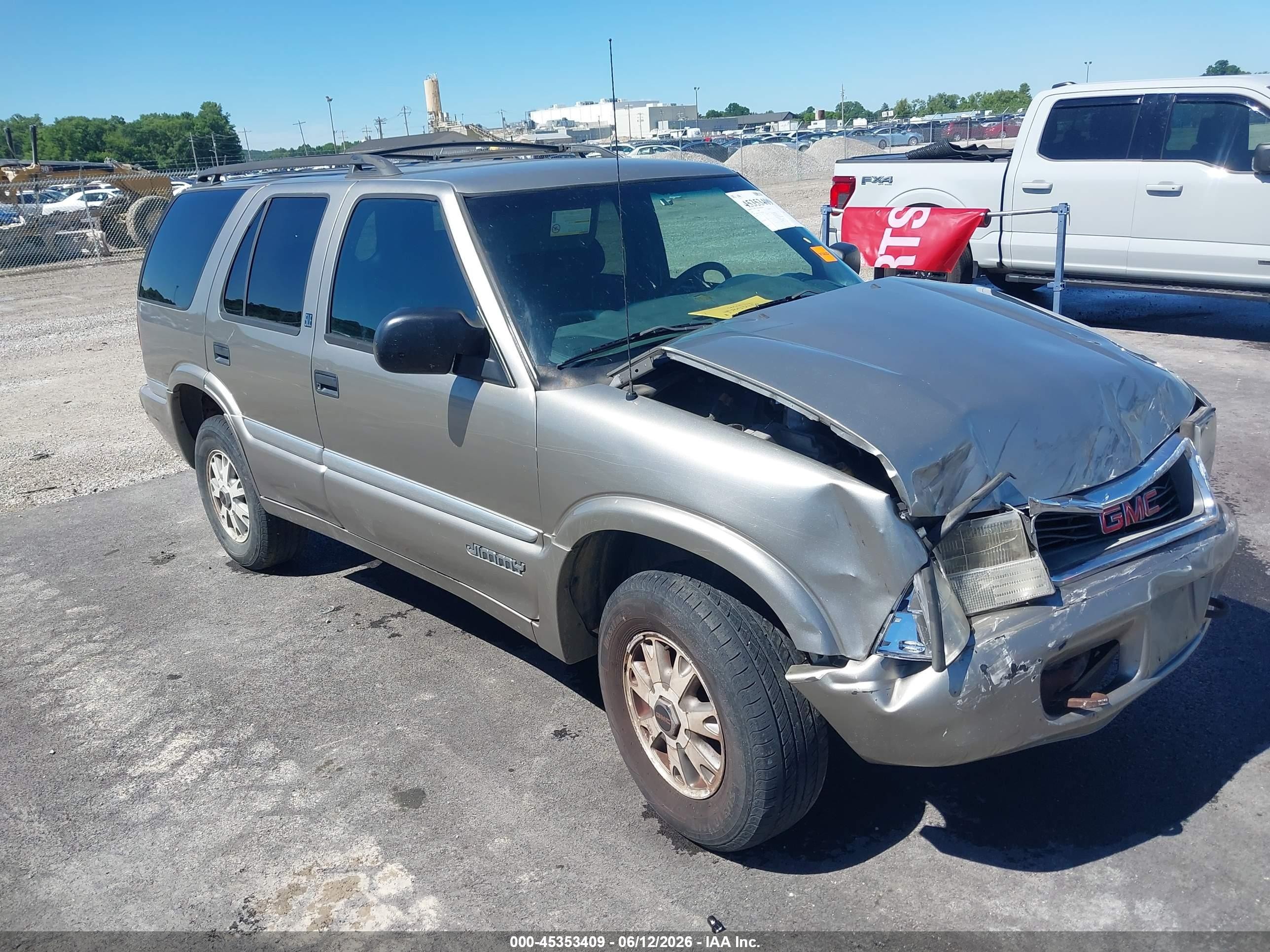 2001 GMC Jimmy SLE, VIN 1GKDT13W212192644 — Front end