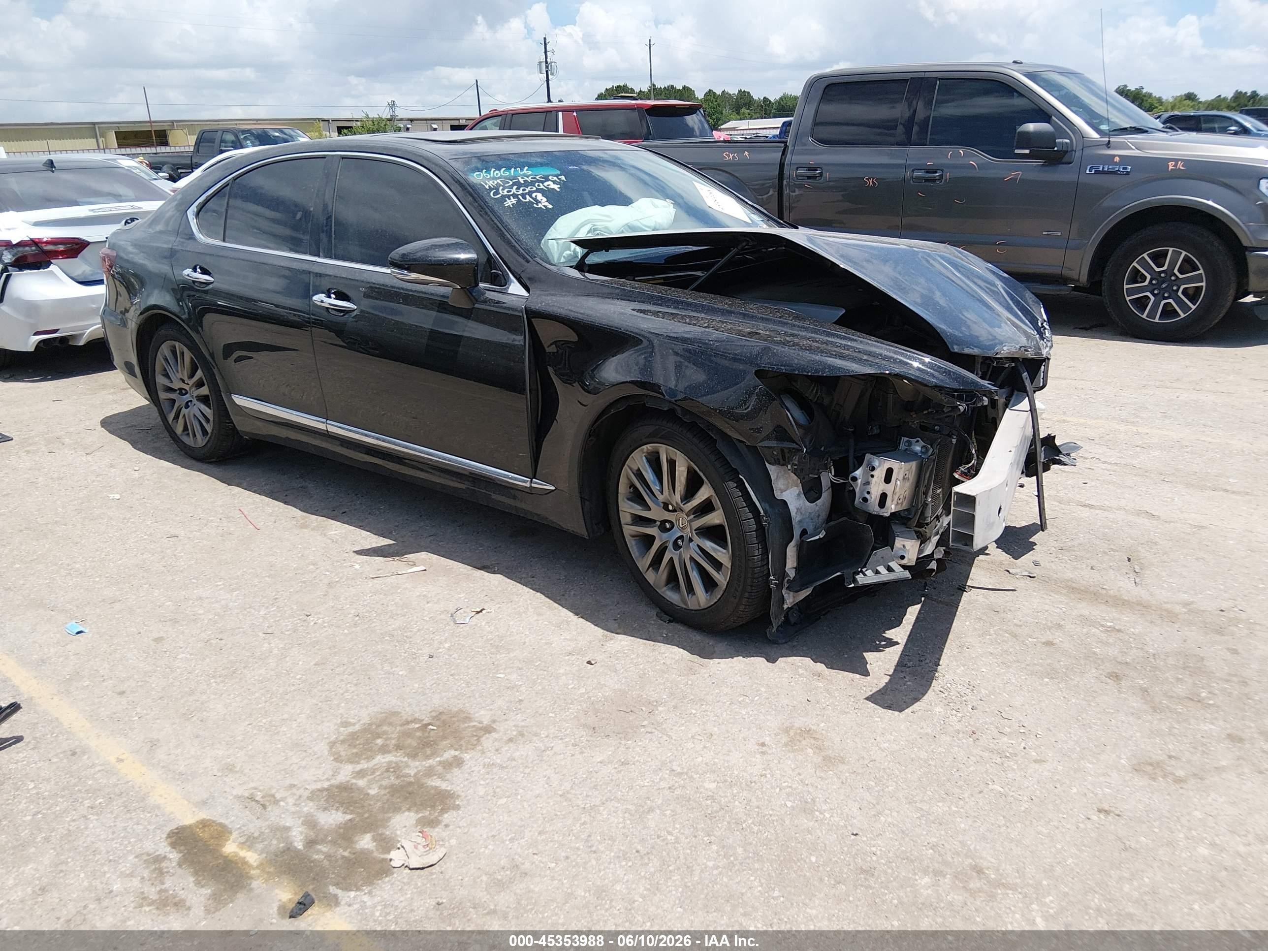 2013 Lexus LS 460, VIN JTHBL5EF2D5118729 — Front end