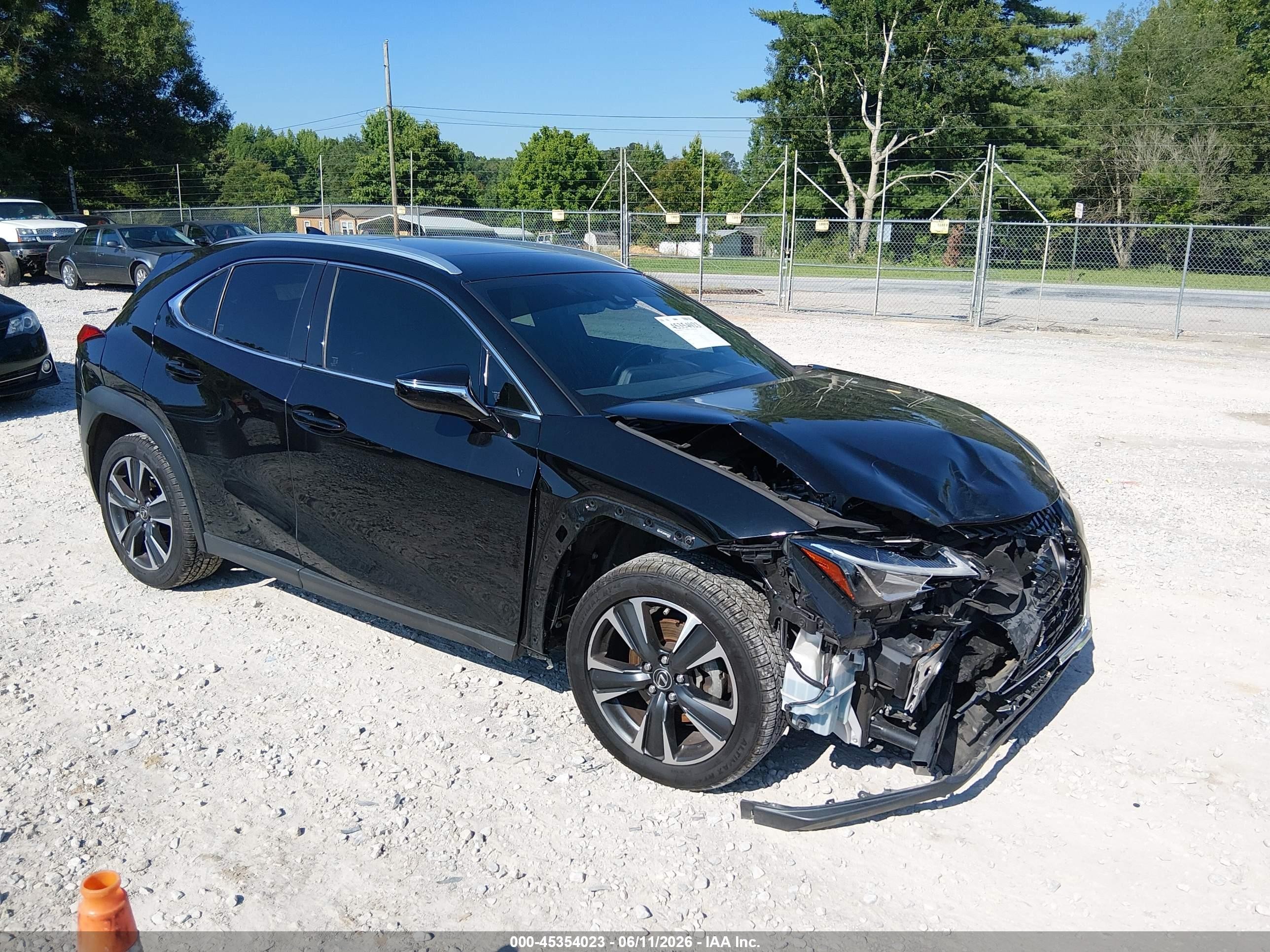 2021 Lexus UX 200, VIN JTHP3JBH3M2033338 — Front end