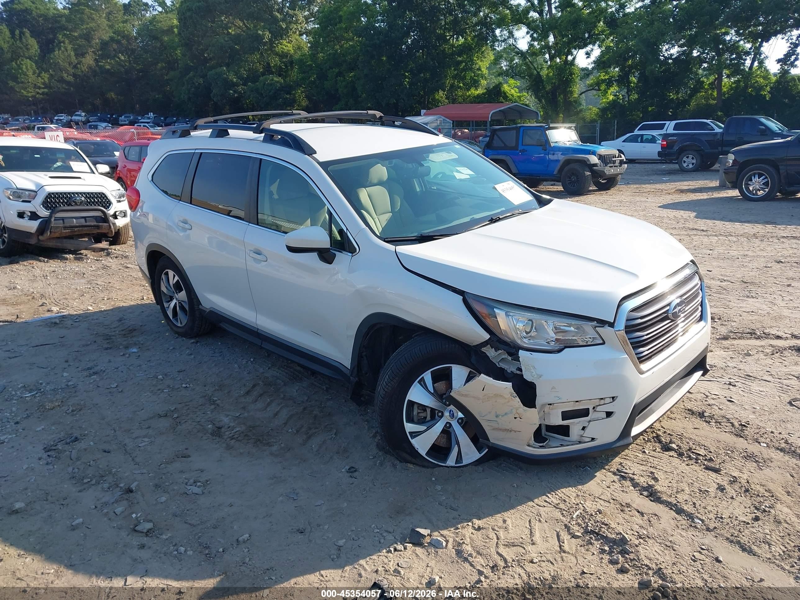 2019 Subaru Ascent Premium, VIN 4S4WMACD2K3436669 — Front end