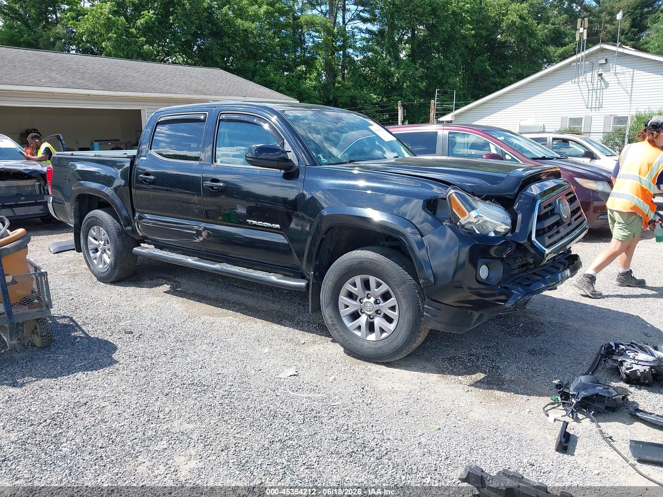 2019 Toyota Tacoma SR, VIN 3TMCZ5AN9KM281645 — Front end