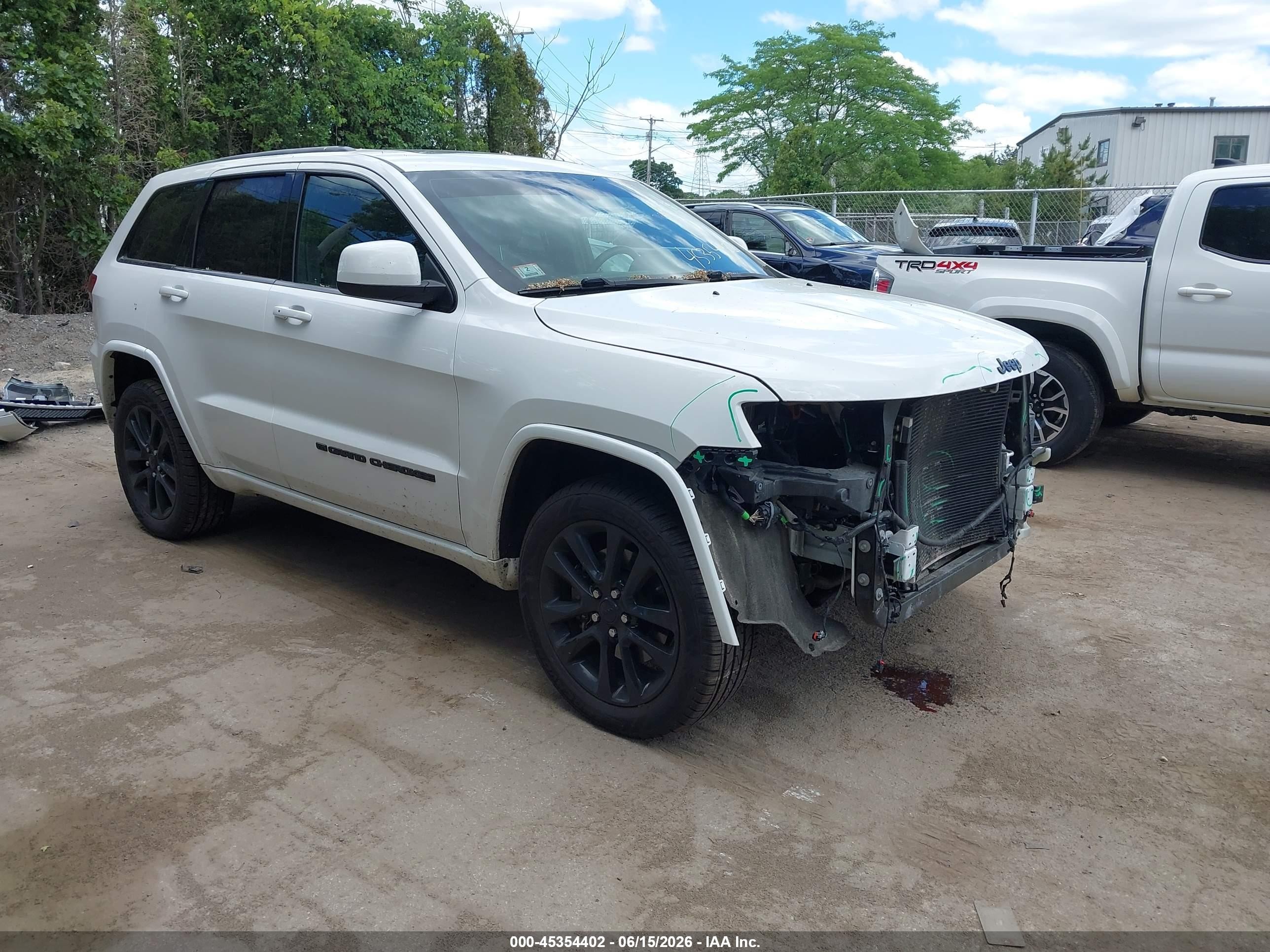 2022 Jeep Grand Cherokee Laredo X, VIN 1C4RJFAG3NC116074 — Front end