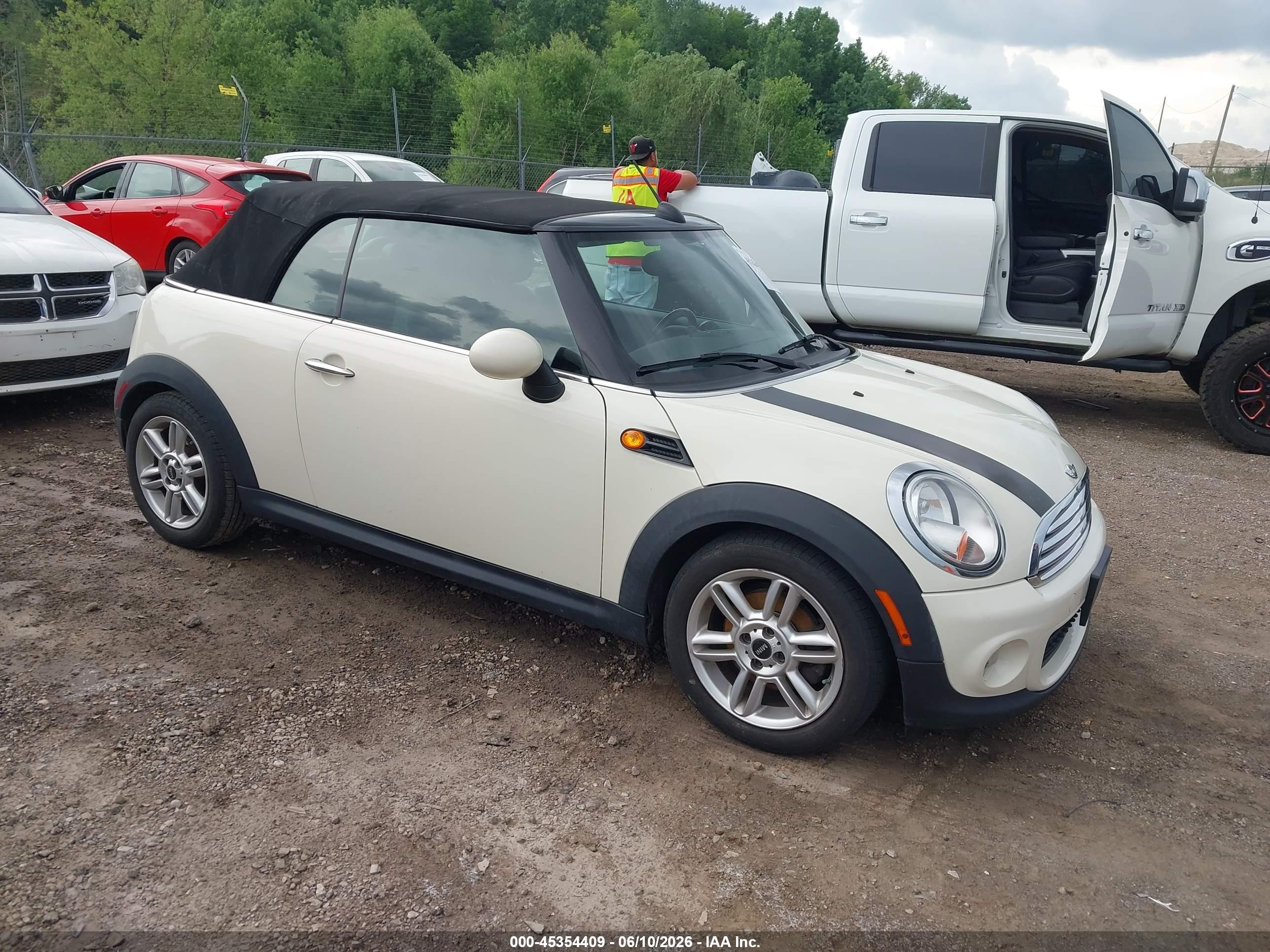 2013 MINI Convertible, VIN WMWZN3C50DT569224 — Rear end