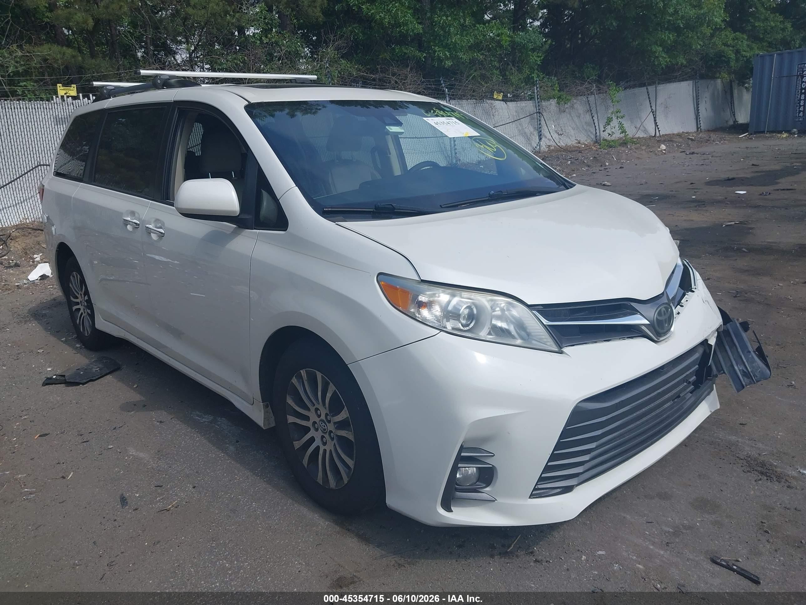 2018 Toyota Sienna XLE, VIN 5TDYZ3DC0JS941641 — Front end
