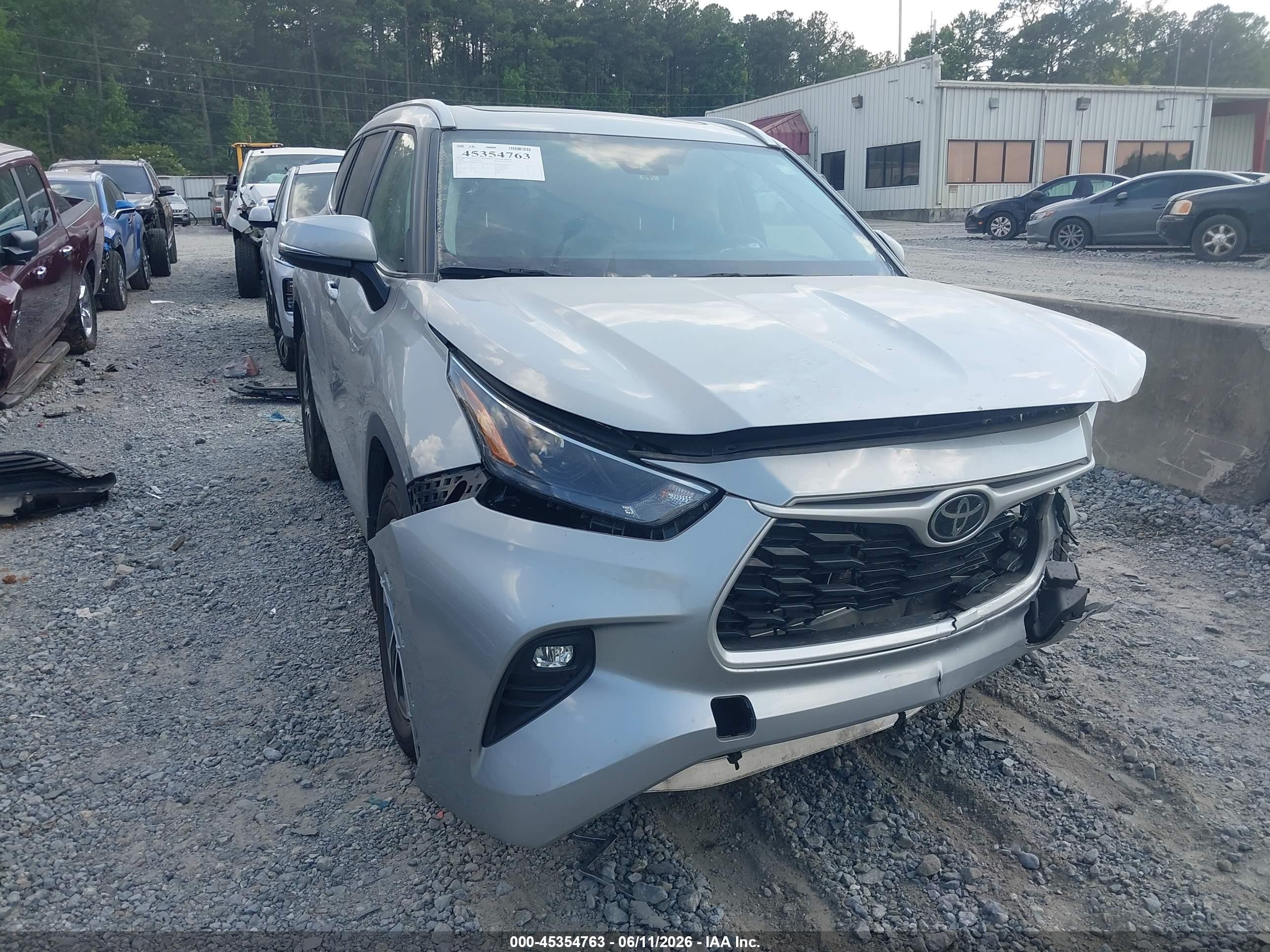 2024 Toyota Highlander XLE, VIN 5TDKDRAHXRS540603 — Перед