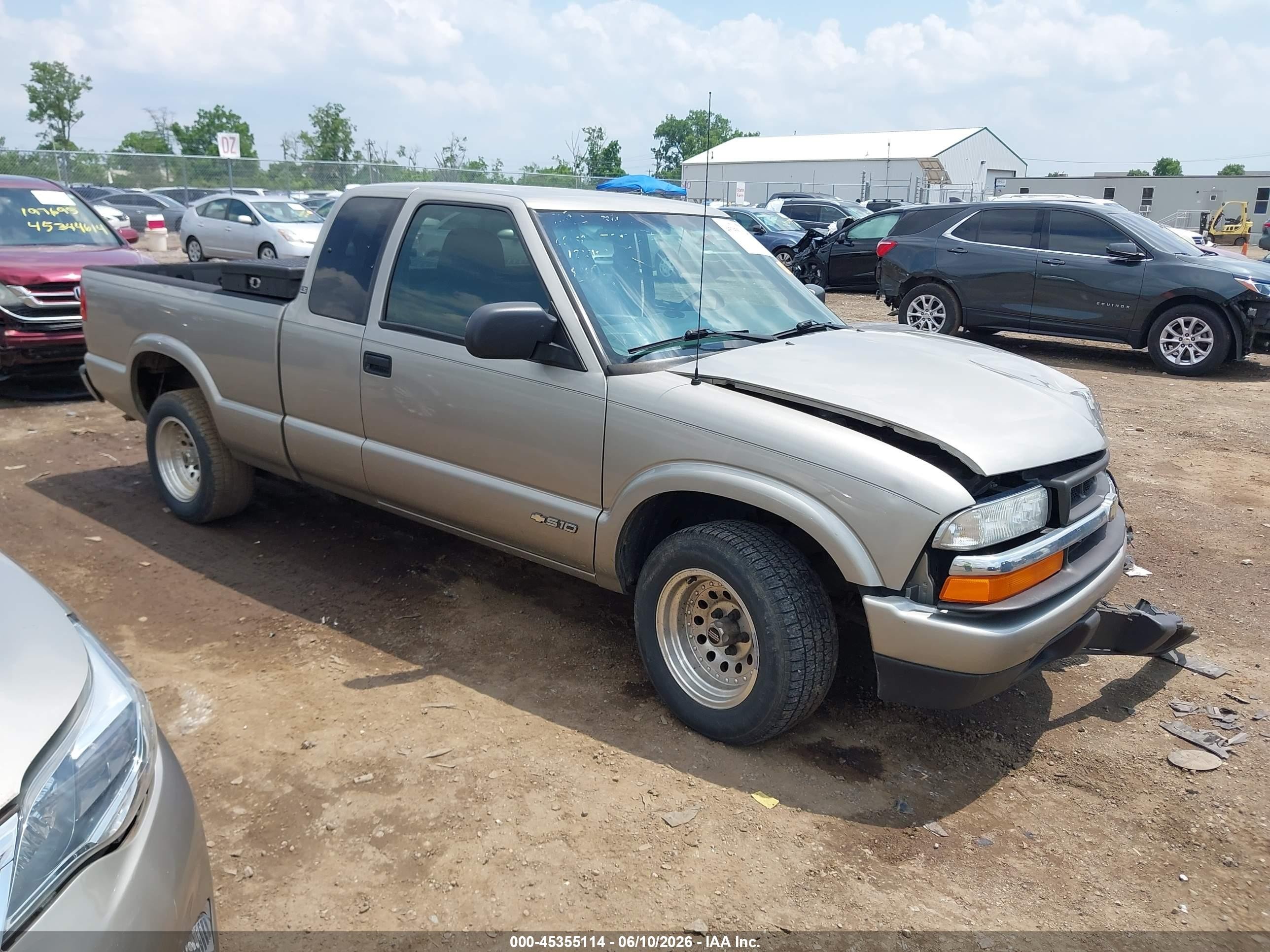 2003 Chevrolet S-10 LS, VIN 1GCCS19X738109915 — Front end