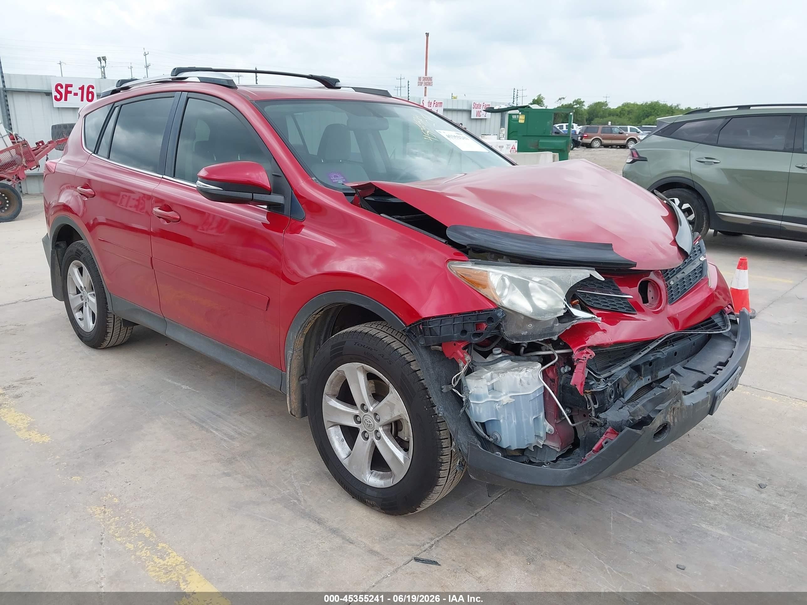 2014 Toyota RAV4 XLE, VIN JTMWFREV7EJ012939 — Front end