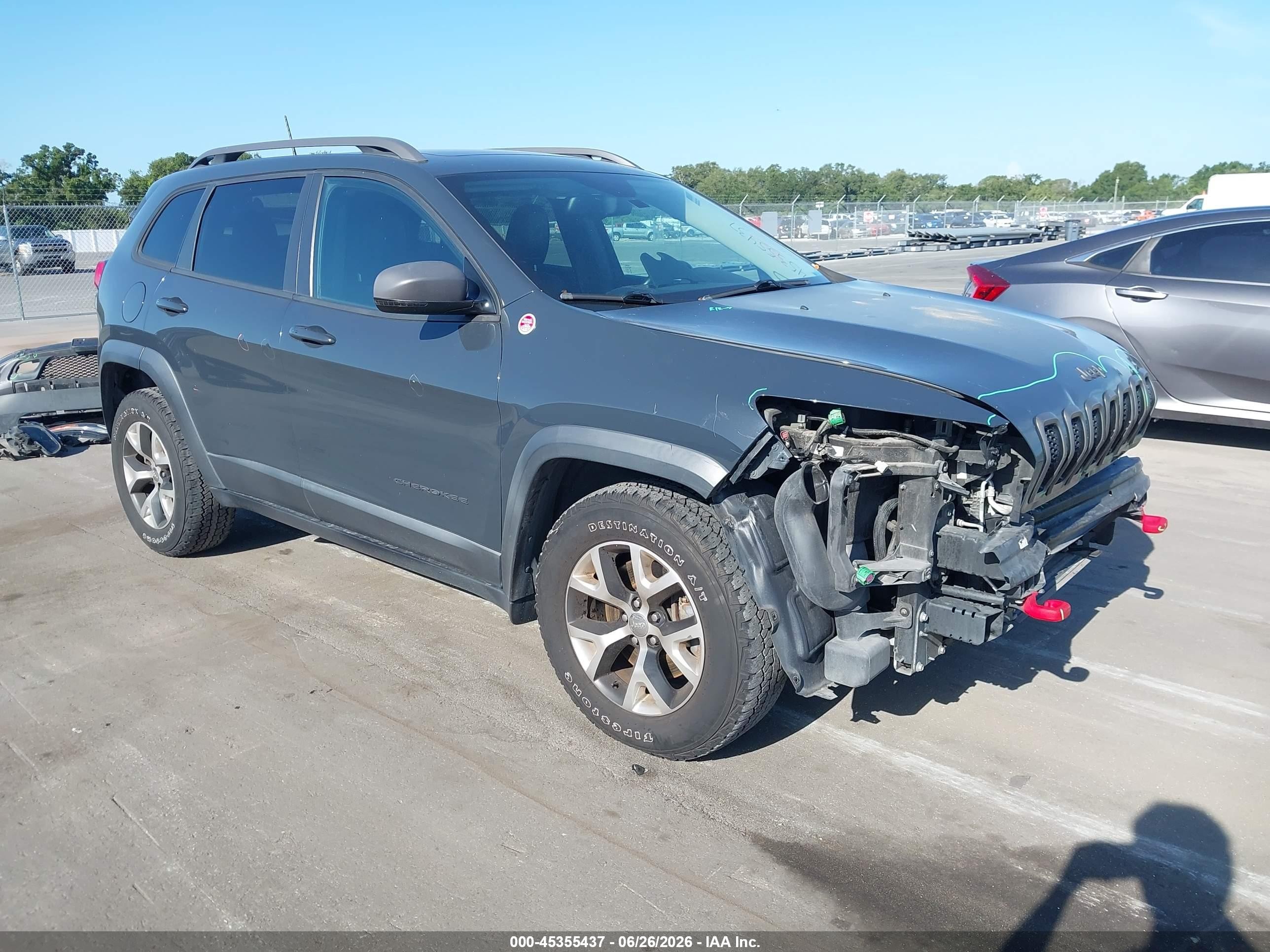 2017 Jeep Cherokee Trailhawk, VIN 1C4PJMBS5HW583448 — Front end