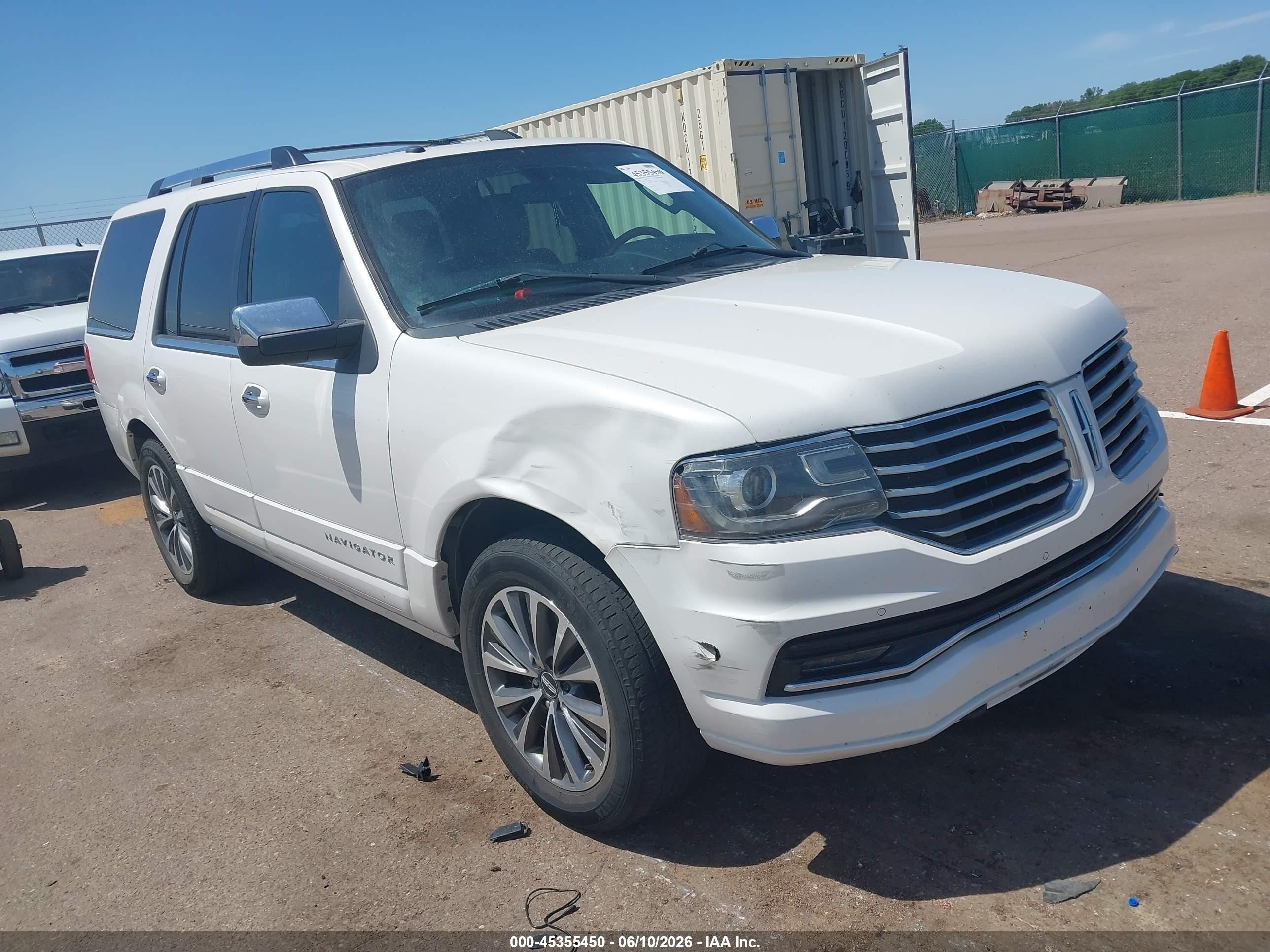 2015 Lincoln Navigator, VIN 5LMJJ2JT6FEJ05474 — Side