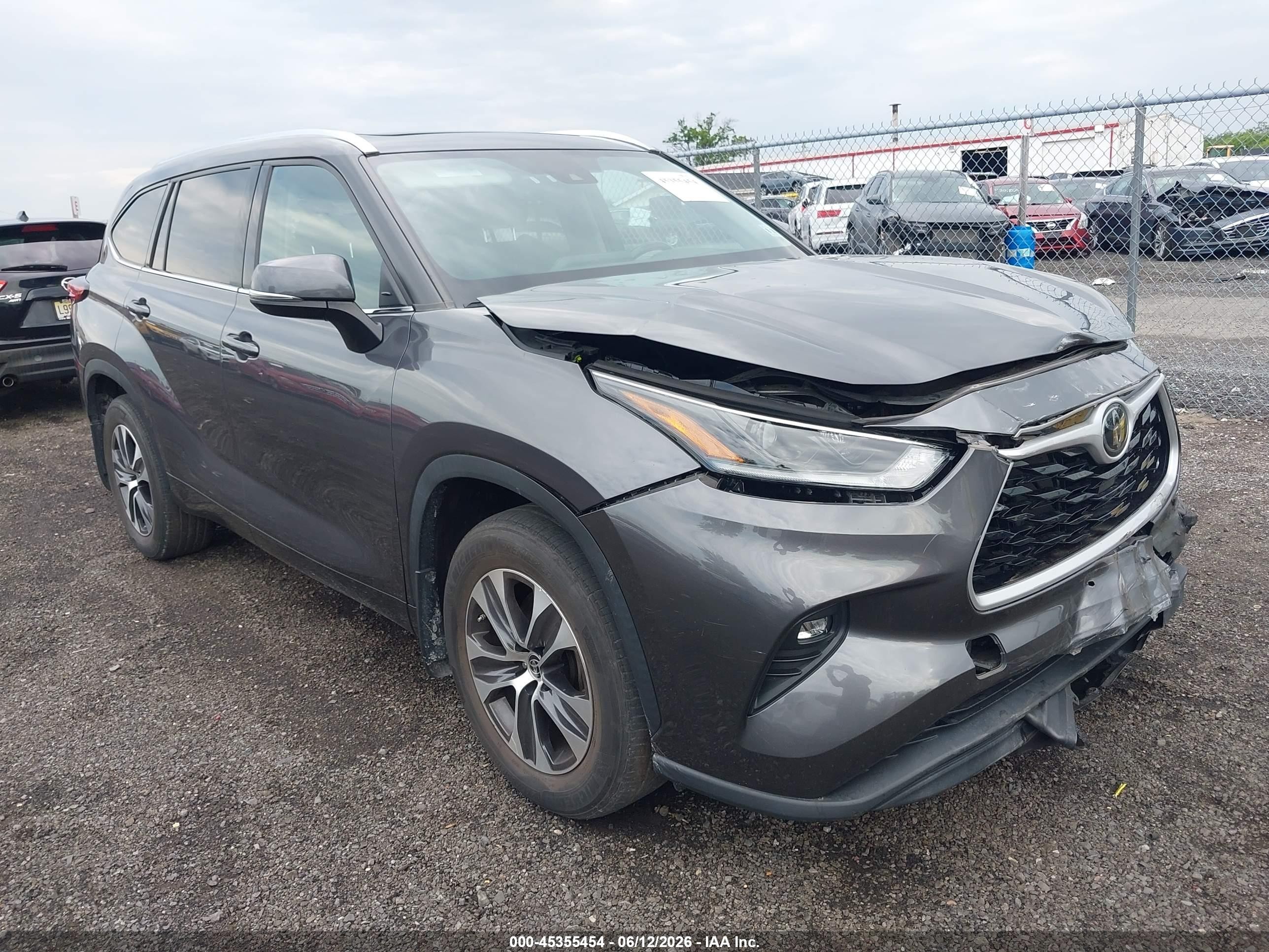 2021 Toyota Highlander XLE, VIN 5TDGZRBH0MS145909 — Front end