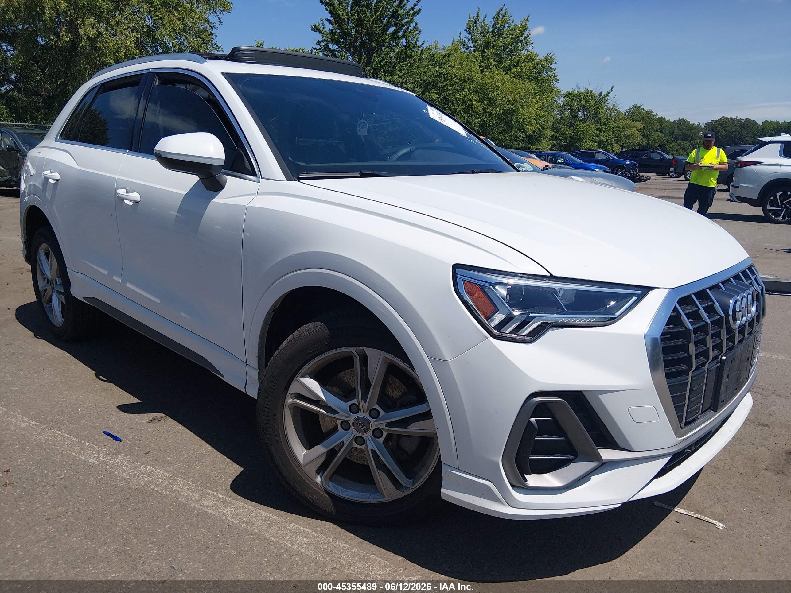 2020 Audi Q3 S line Premium Plus, VIN WA1EECF37L1041941 — Зад