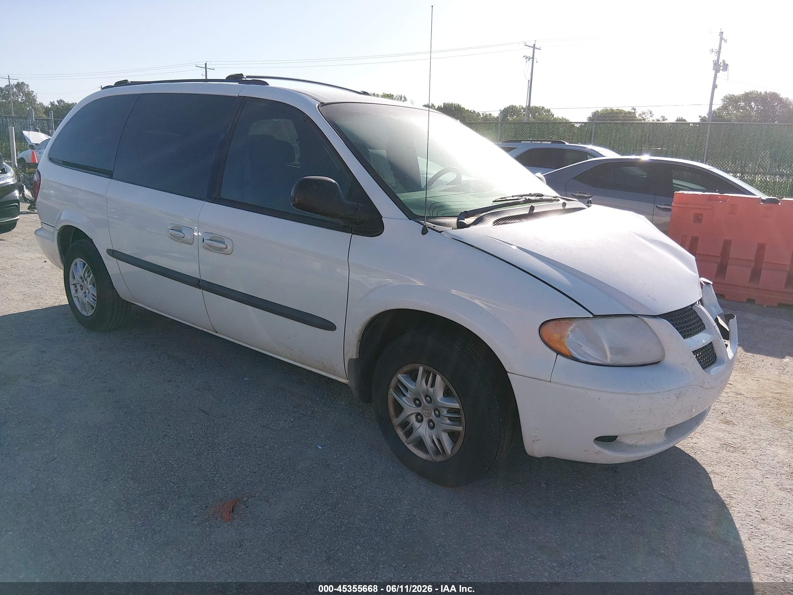 2002 Dodge Caravan Sport, VIN 2B4GP44332R742033 — Front end