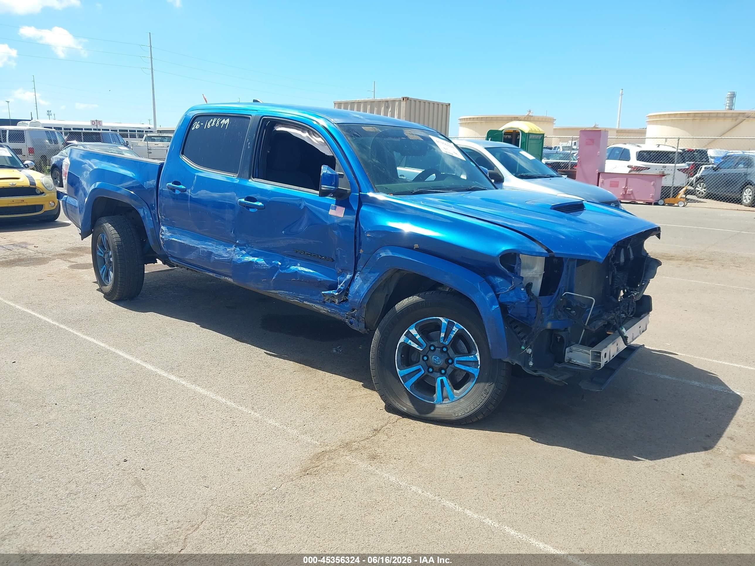 2016 Toyota Tacoma TRD Sport, VIN 3TMAZ5CN1GM009778 — Front end