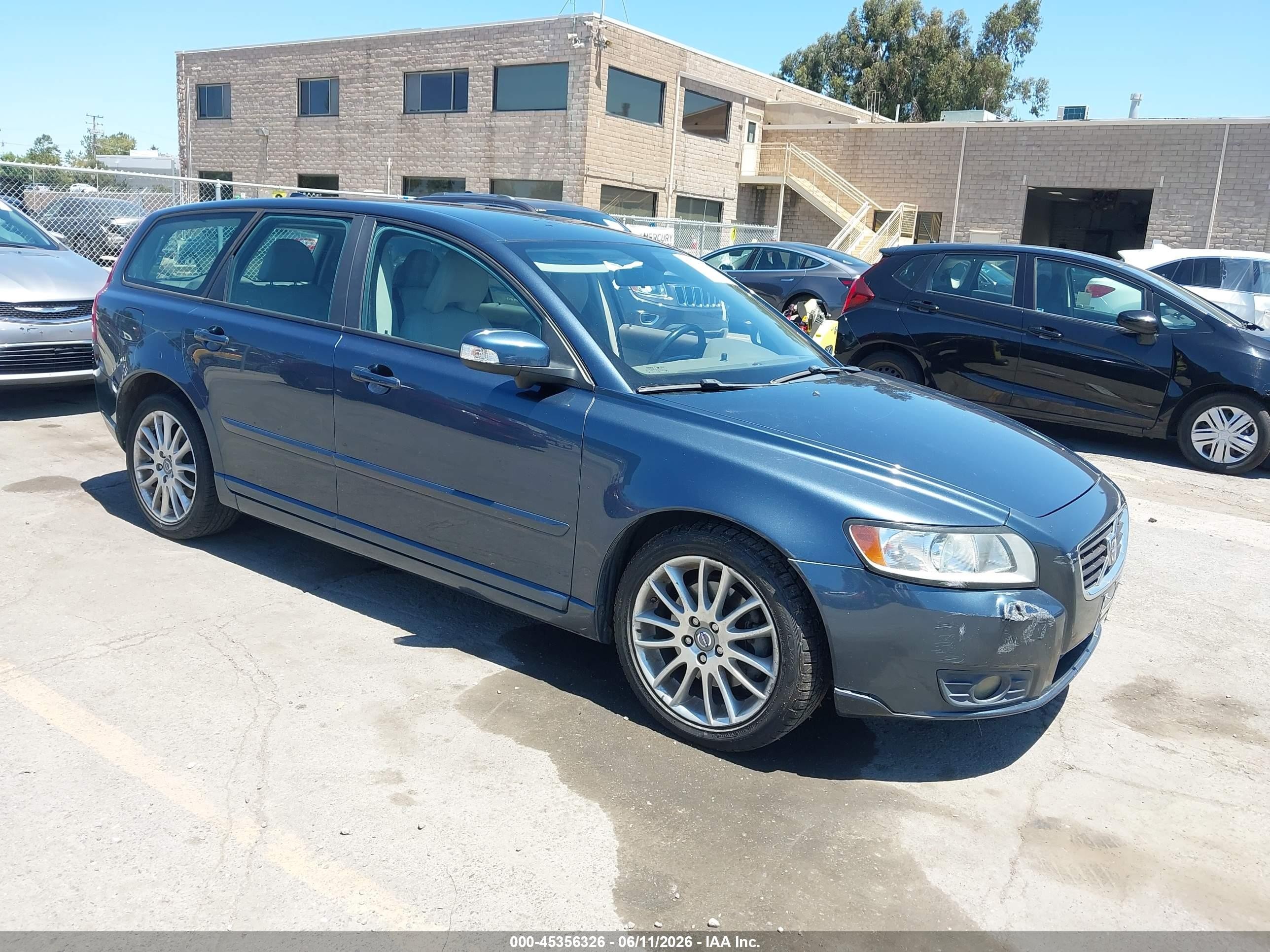 2010 Volvo V50, VIN YV1390MW2A2540094 — Front end