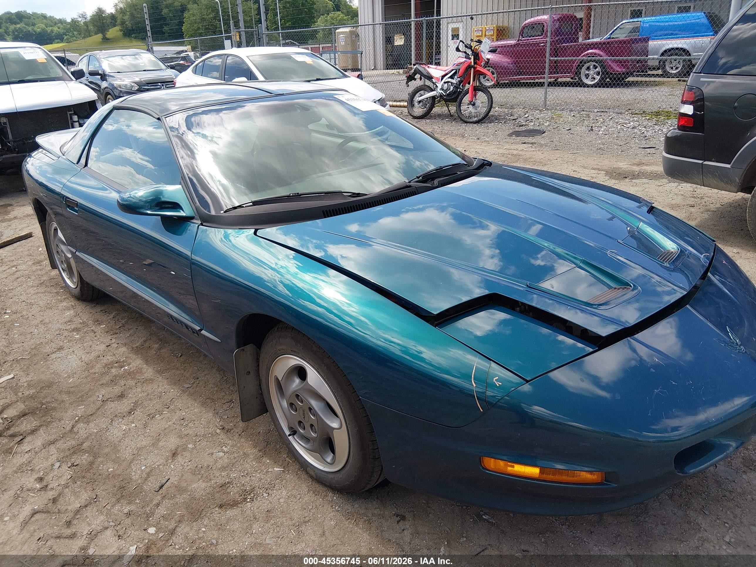 1995 Pontiac Firebird Firebird, VIN 2G2FS22S0S2240721 — Front end
