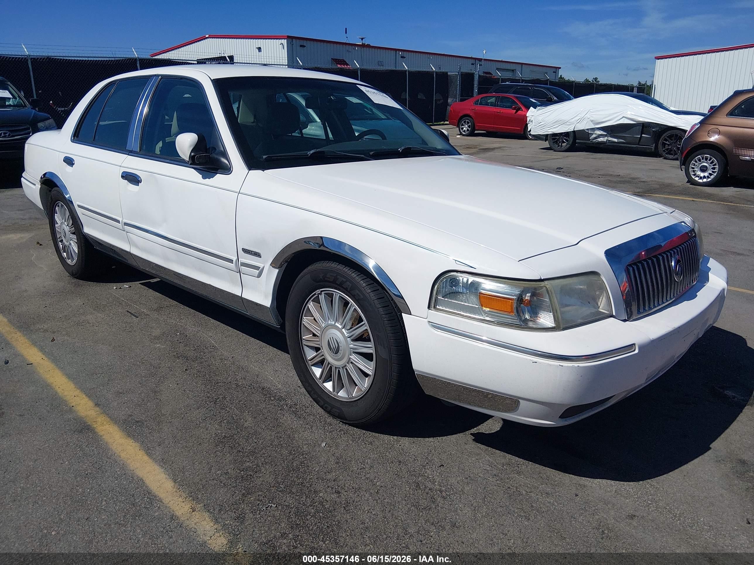 2009 Mercury Grand Marquis LS, VIN 2MEHM75V79X608552 — Бок