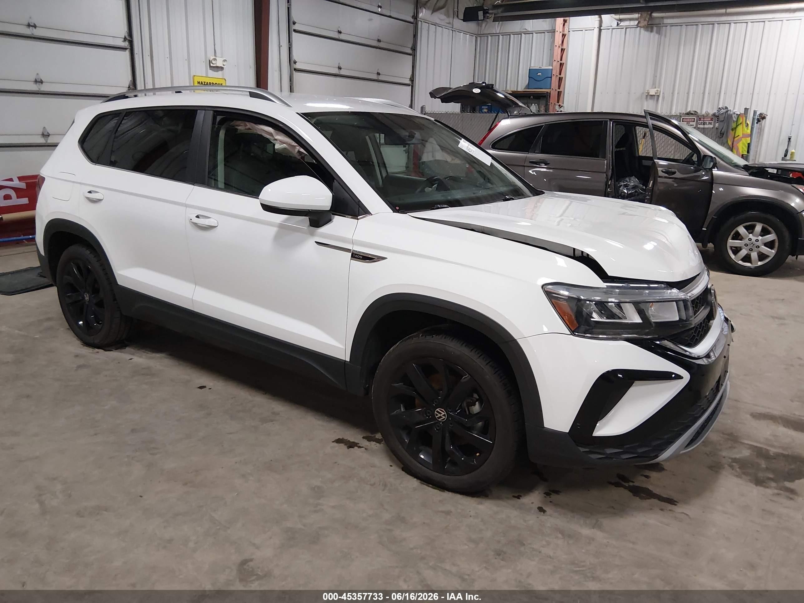 2022 Volkswagen Taos SE, VIN 3VVWX7B26NM044068 — Front end