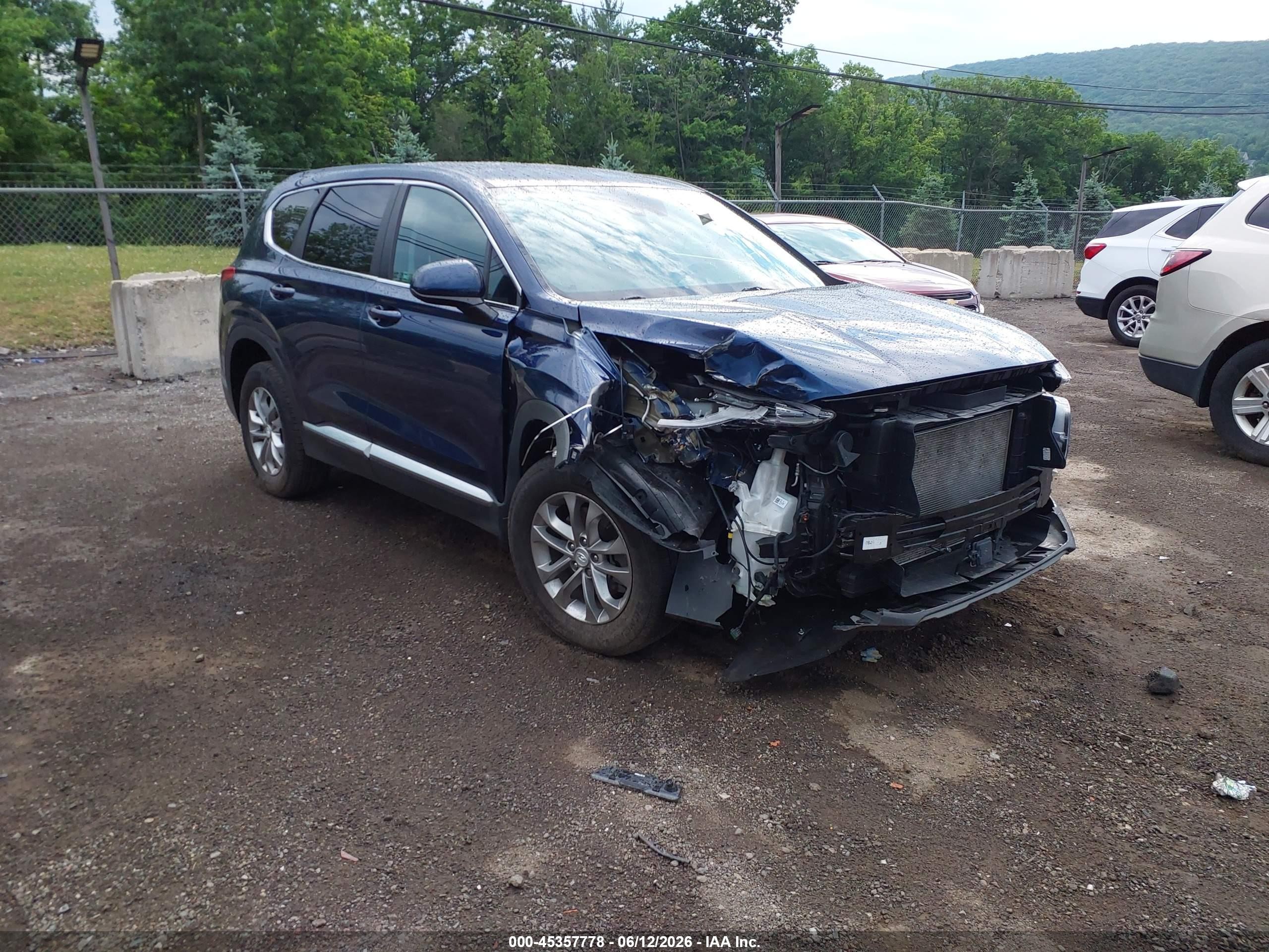 2020 Hyundai Santa Fe SE, VIN 5NMS2CAD0LH233936 — Front end