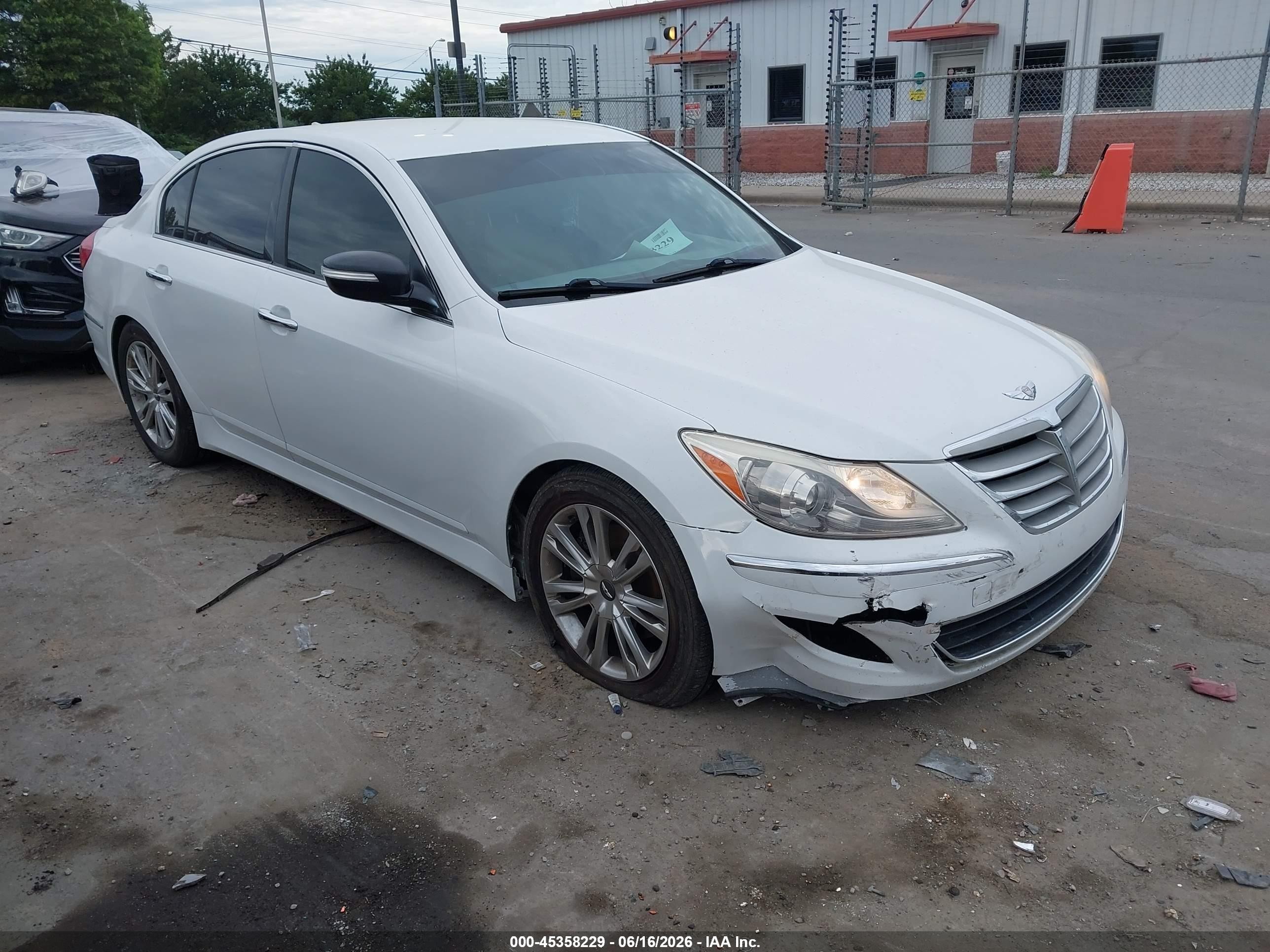 2014 Hyundai Genesis 3.8L, VIN KMHGC4DD7EU259381 — Бок