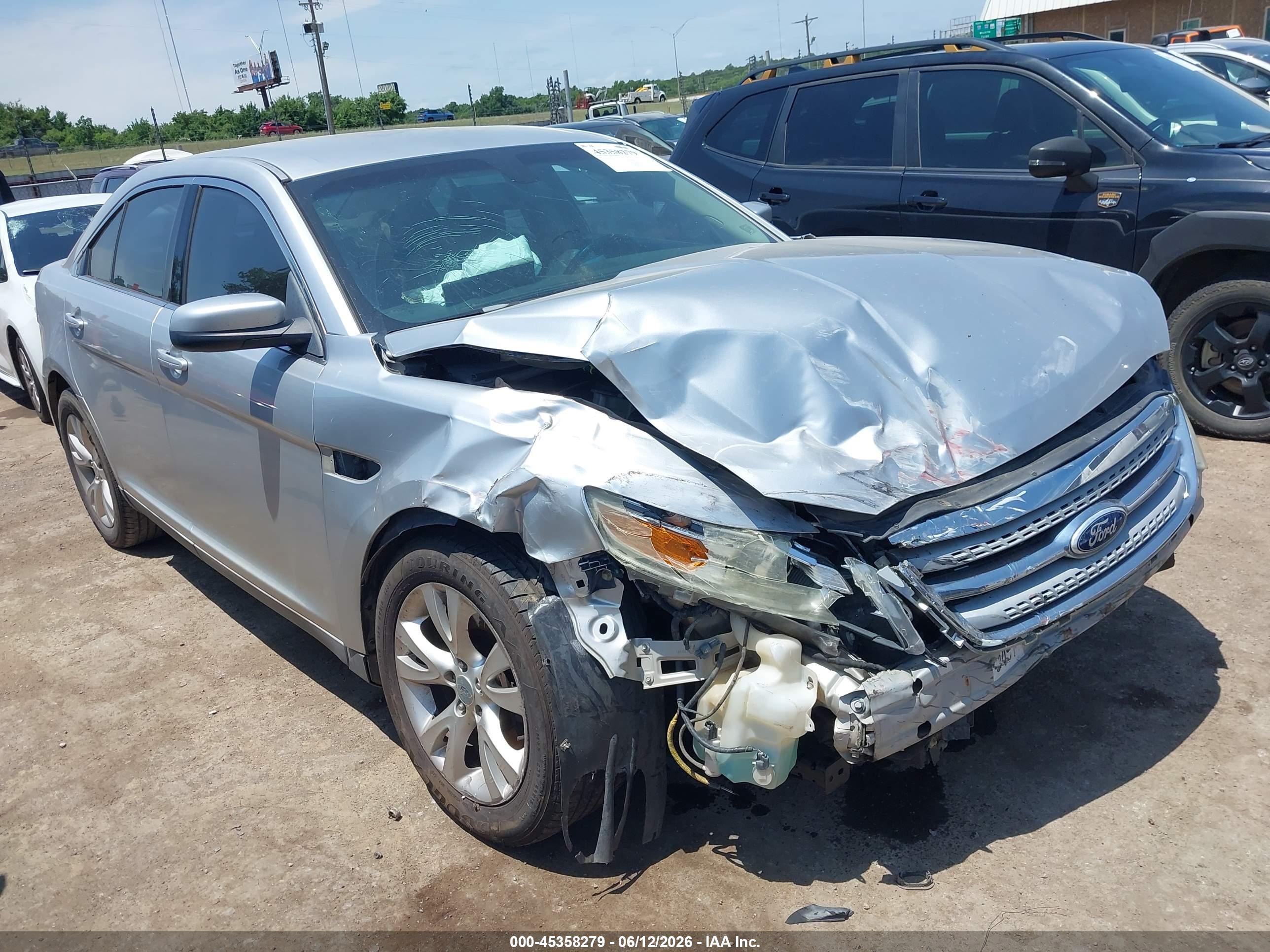 2010 Ford Taurus SEL, VIN 1FAHP2EW6AG165556 — Front end