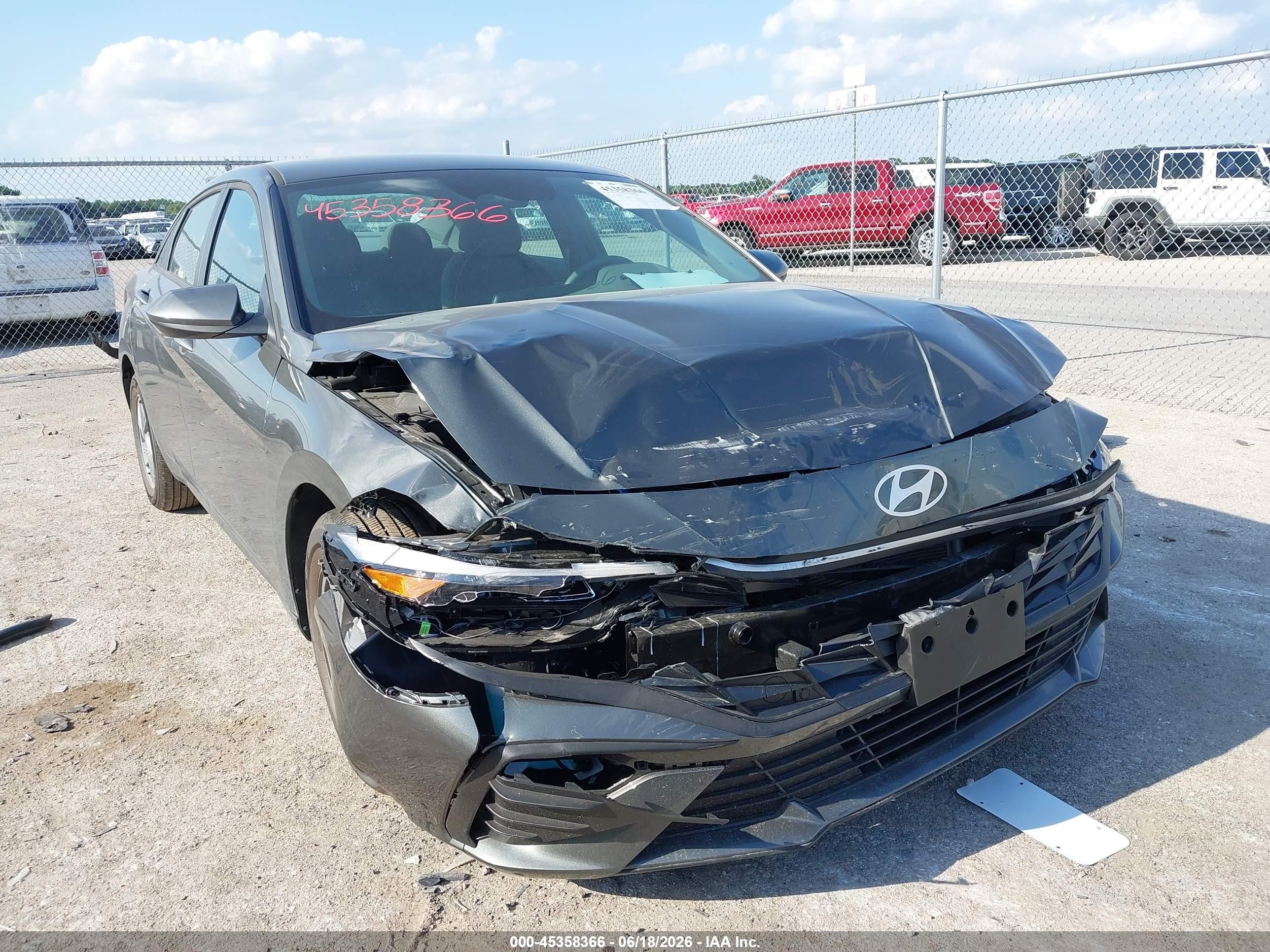 2026 Hyundai Elantra SE, VIN KMHLL4DG6TU227902 — Front end