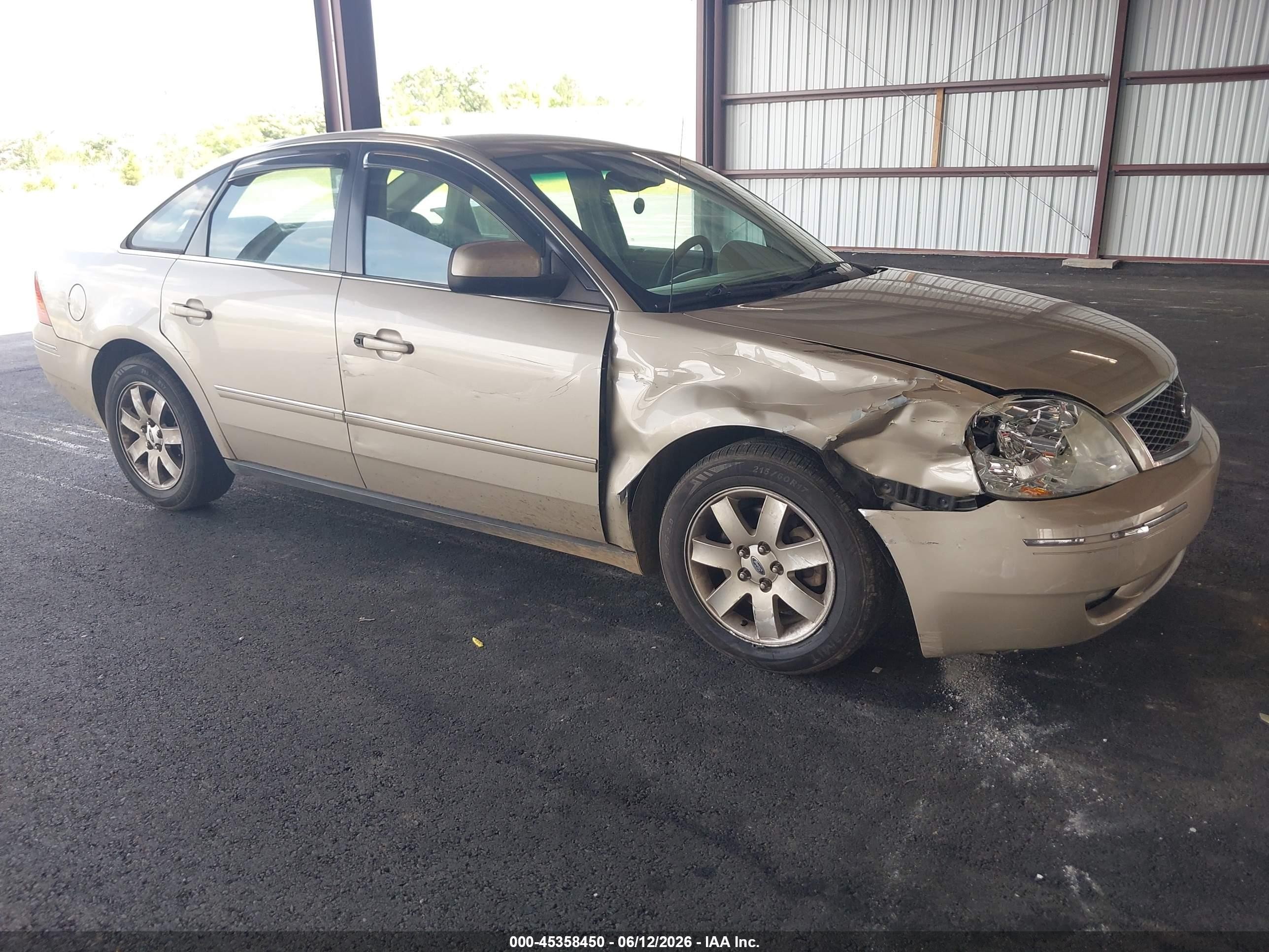 2005 Ford Five Hundred SEL, VIN 1FAFP24135G132629 — Front end