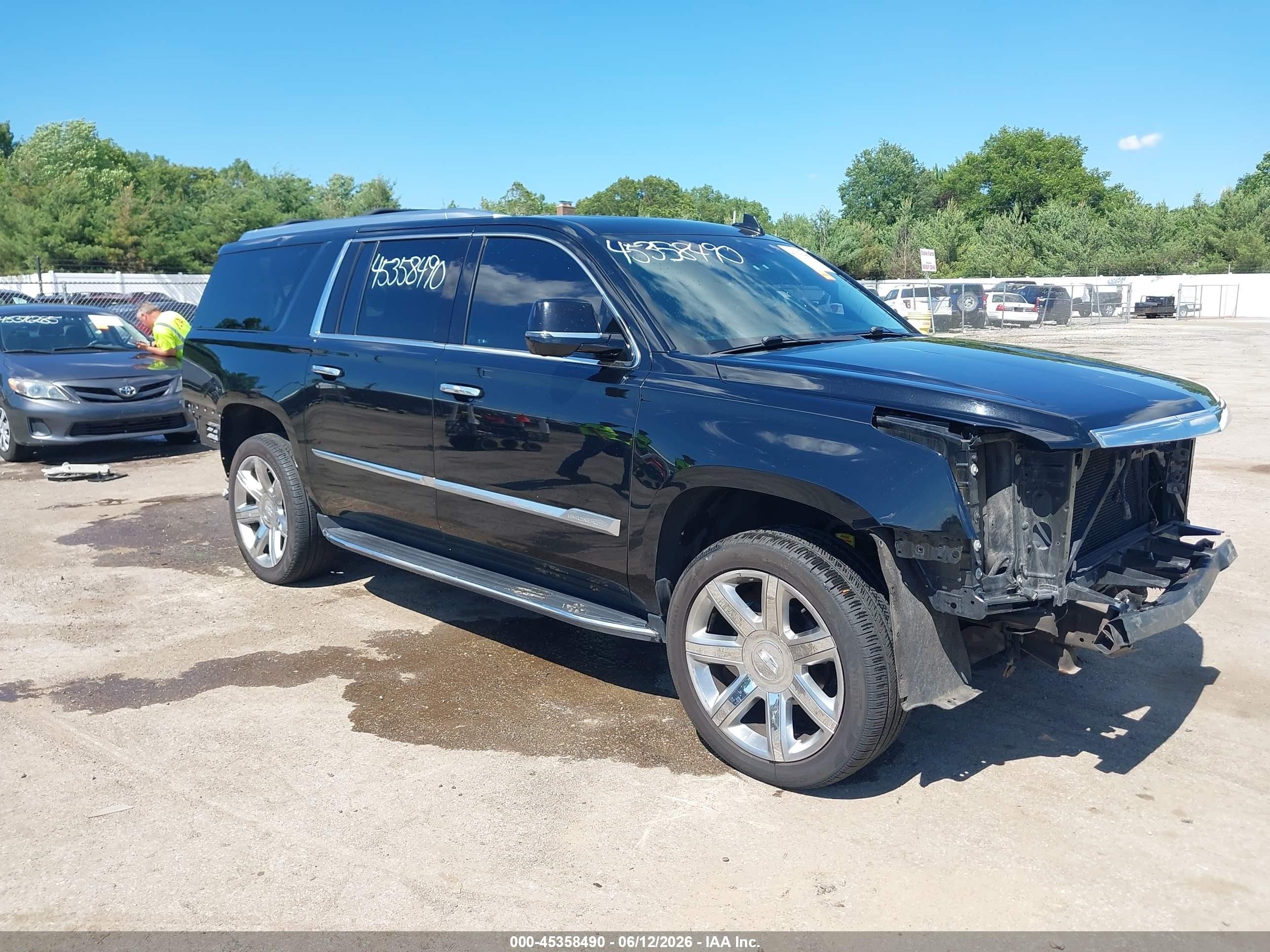 2018 Cadillac Escalade ESV Luxury, VIN 1GYS4HKJ2JR194233 — Front end