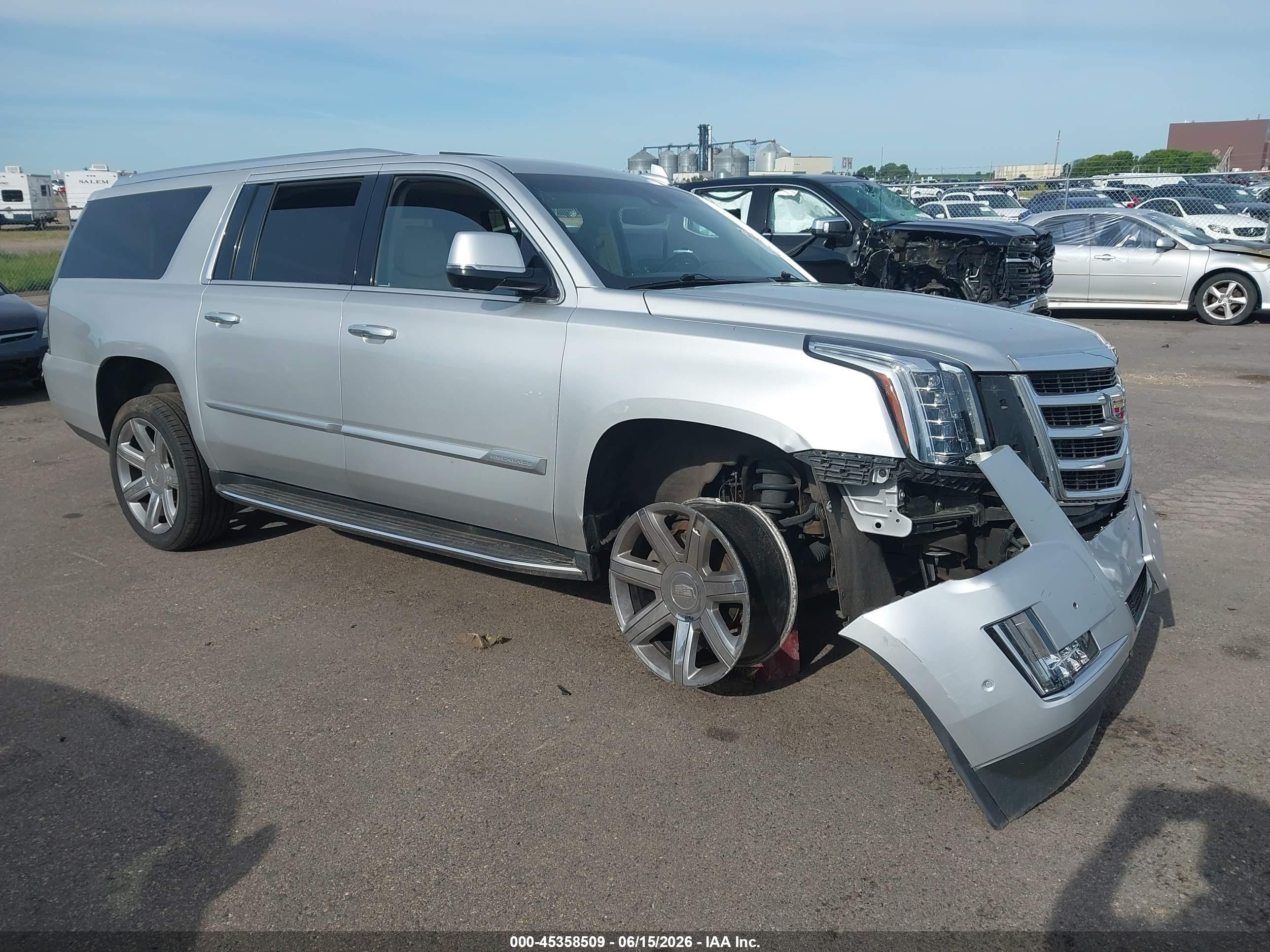 2018 Cadillac Escalade ESV Luxury, VIN 1GYS4HKJ1JR344025 — Front end