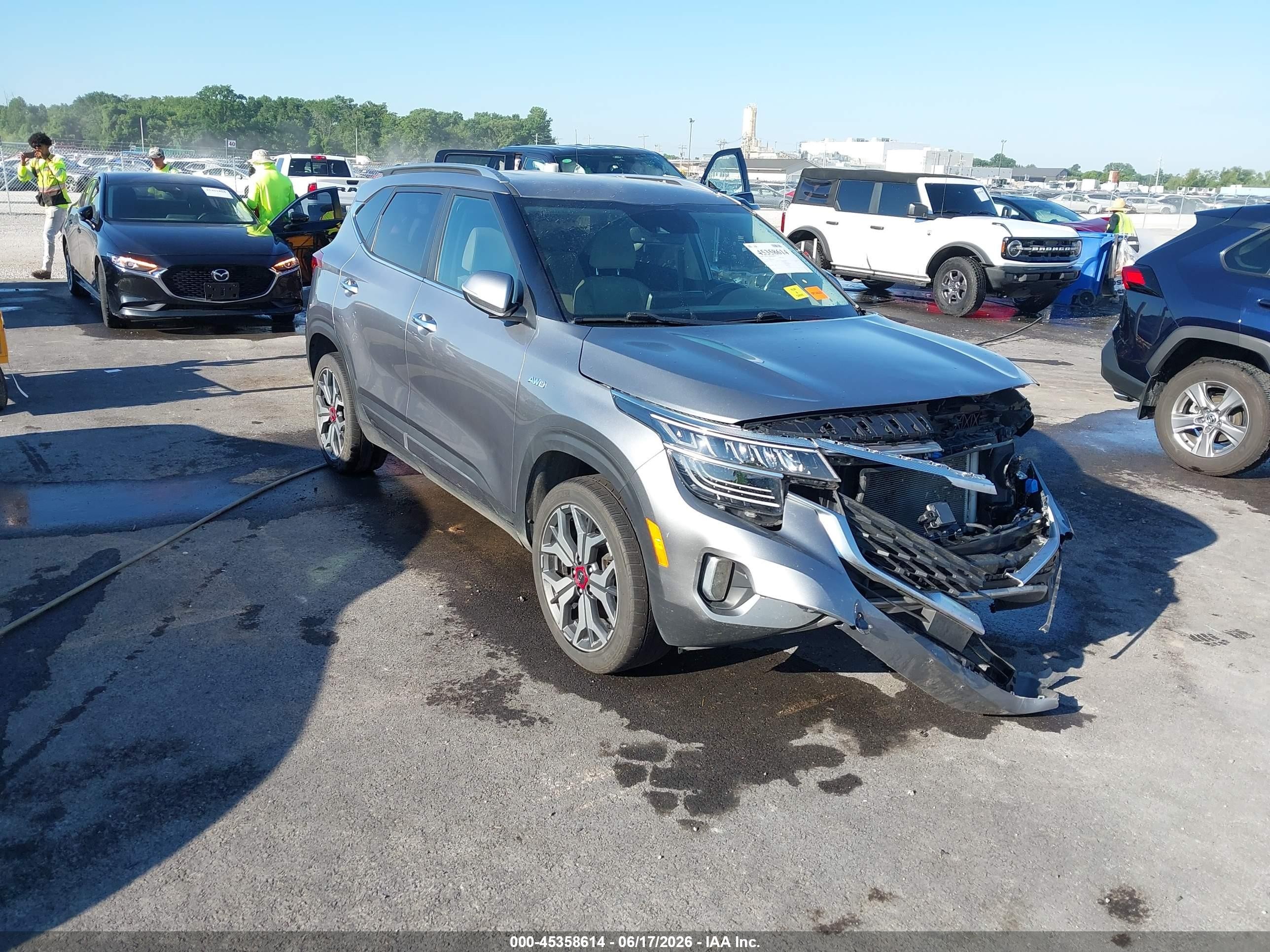 2021 Kia Seltos SX, VIN KNDETCA22M7089193 — Front end