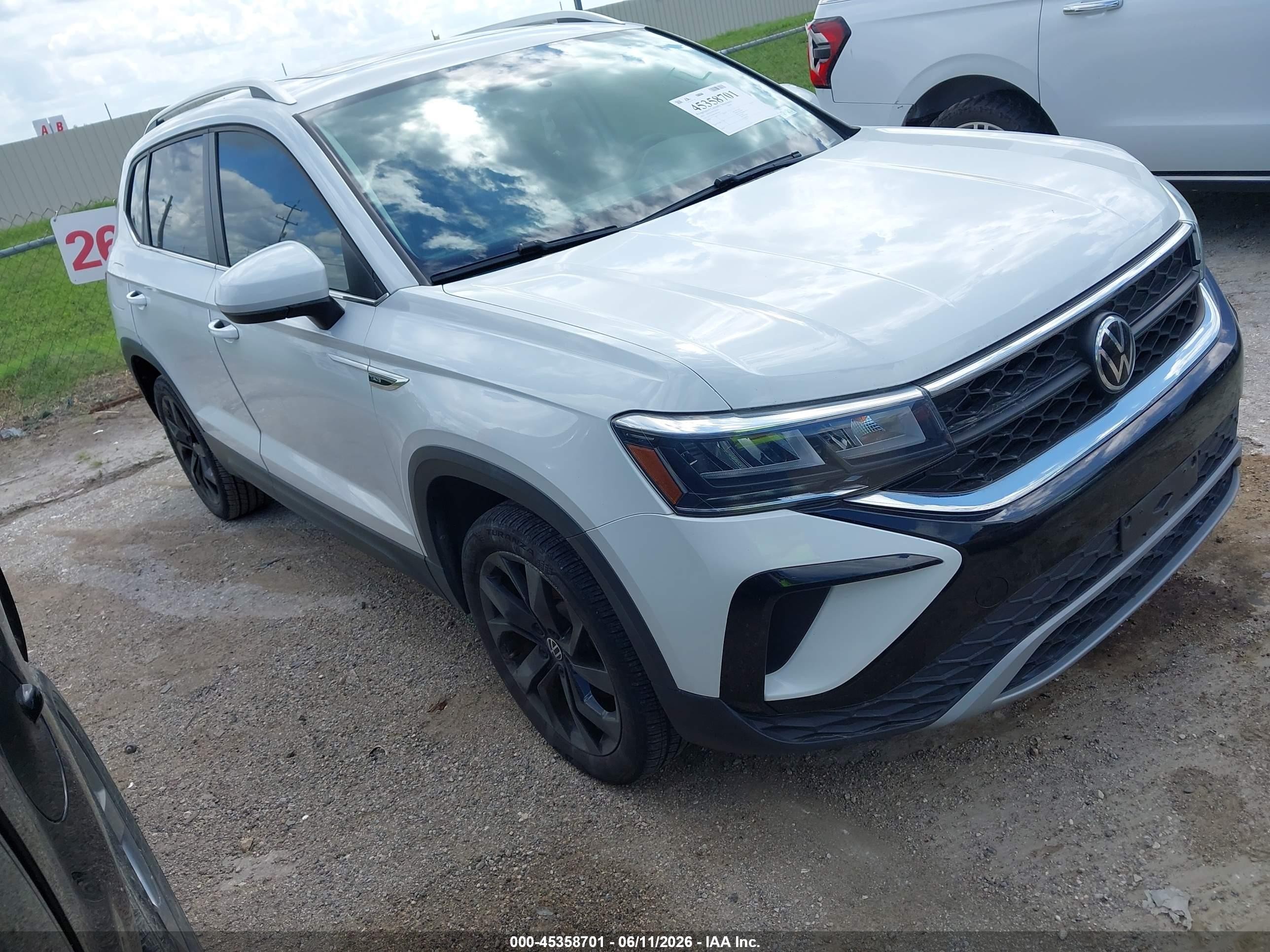 2022 Volkswagen Taos SE, VIN 3VVTX7B20NM033165 — Side