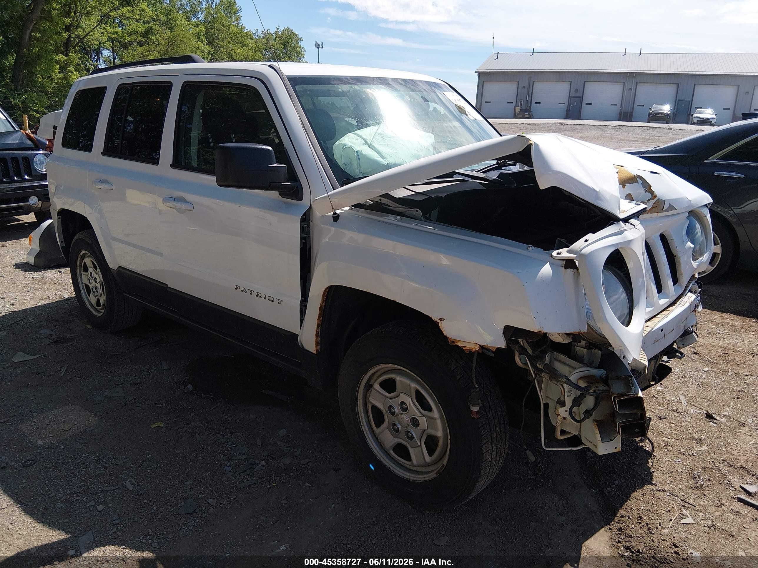 2016 Jeep Patriot Sport, VIN 1C4NJRBBXGD691420 — Front end