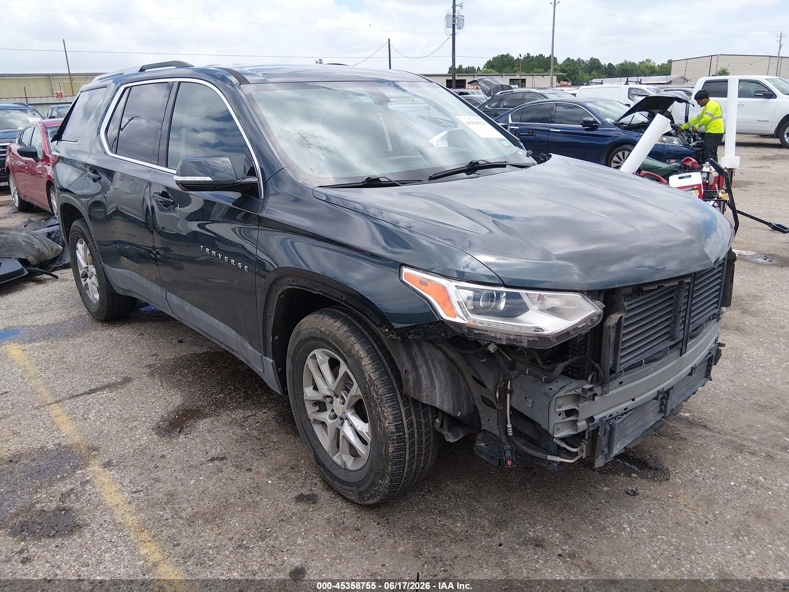 2018 Chevrolet Traverse LT Cloth, VIN 1GNERGKW5JJ278093 — Front end