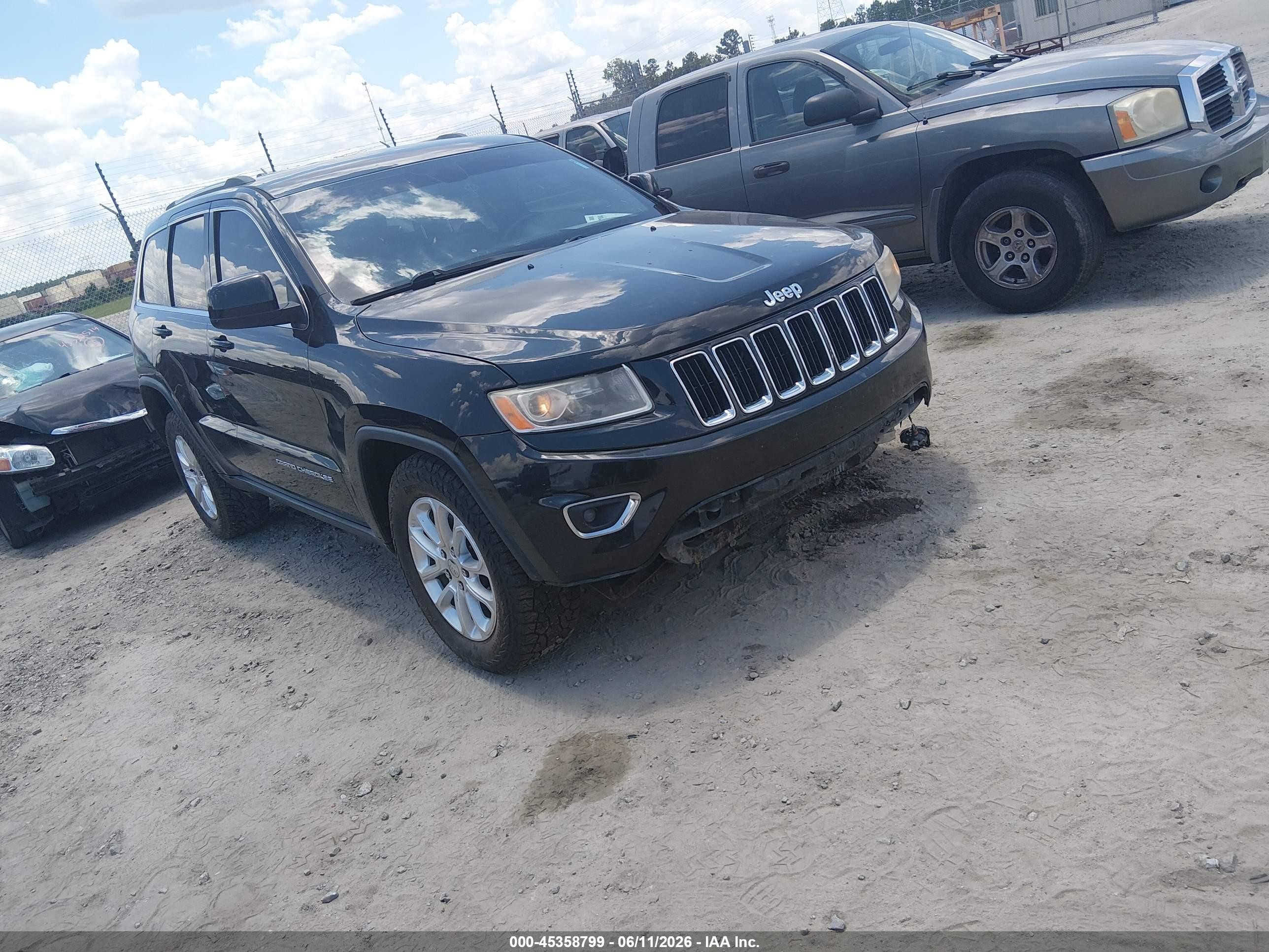 2016 Jeep Grand Cherokee Laredo, VIN 1C4RJFAGXGC365507 — Front end