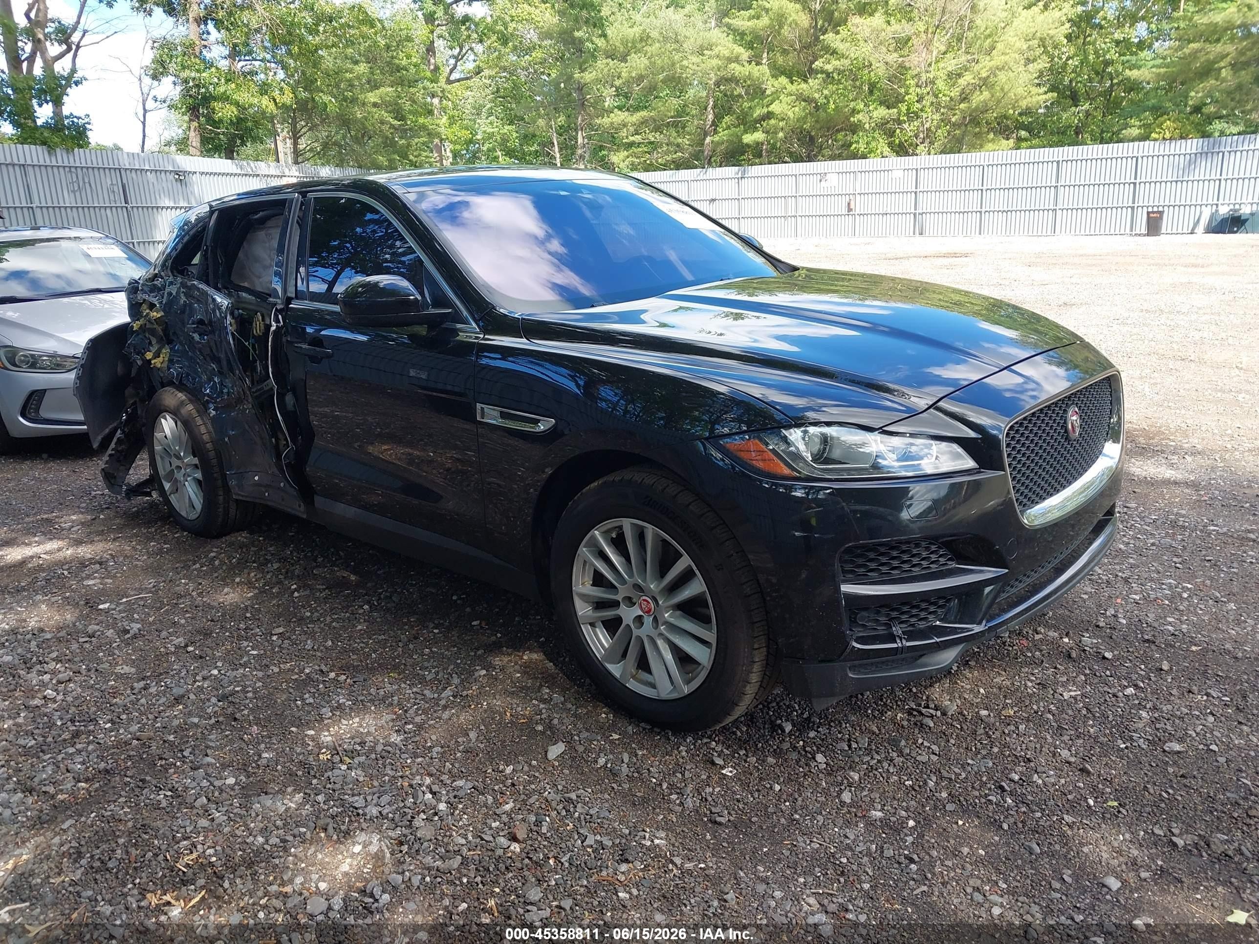 2020 Jaguar F-Pace 30t Prestige, VIN SADCK2GX0LA637835 — Side