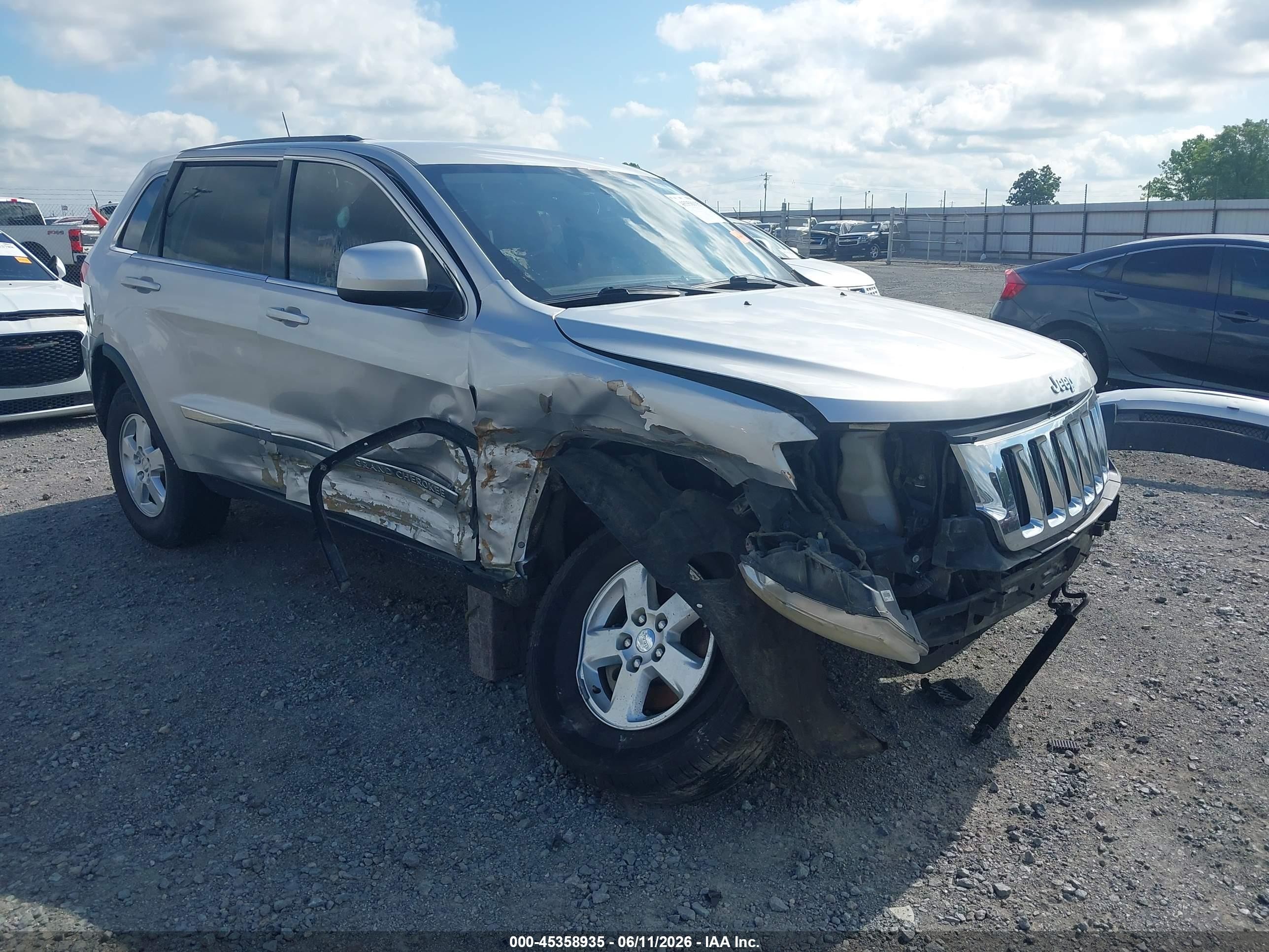 2013 Jeep Grand Cherokee Laredo, VIN 1C4RJEAG6DC574247 — Front end