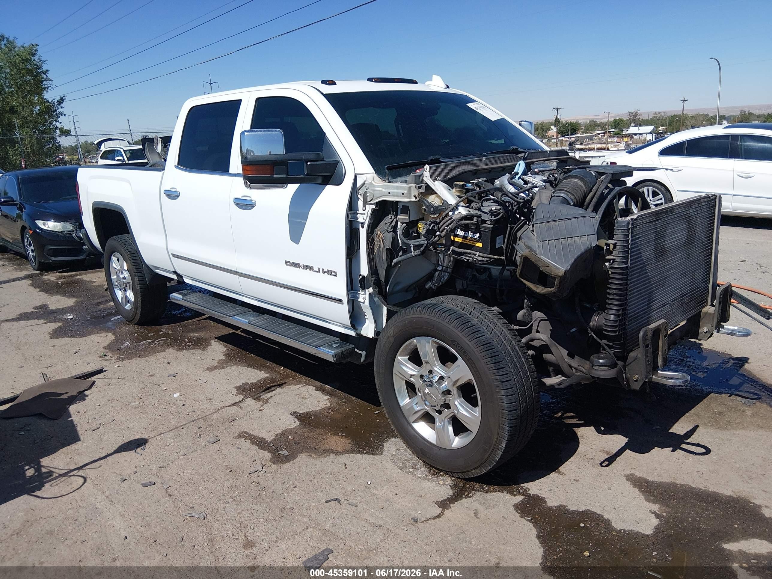 2017 GMC Sierra 2500HD Denali, VIN 1GT12UEY5HF233417 — Front end