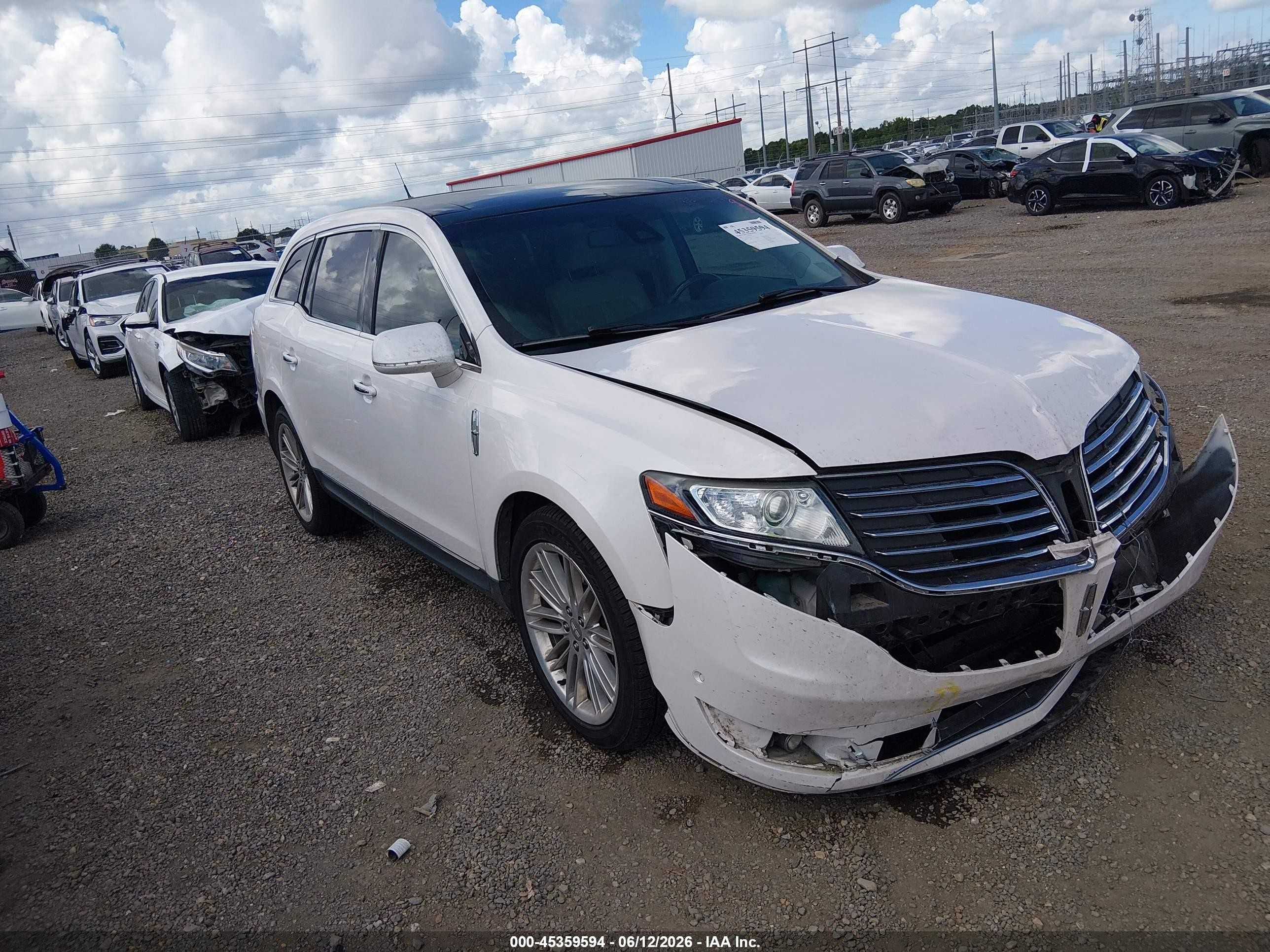 2018 Lincoln MKT Reserve, VIN 2LMHJ5AT7JBL01547 — Перед