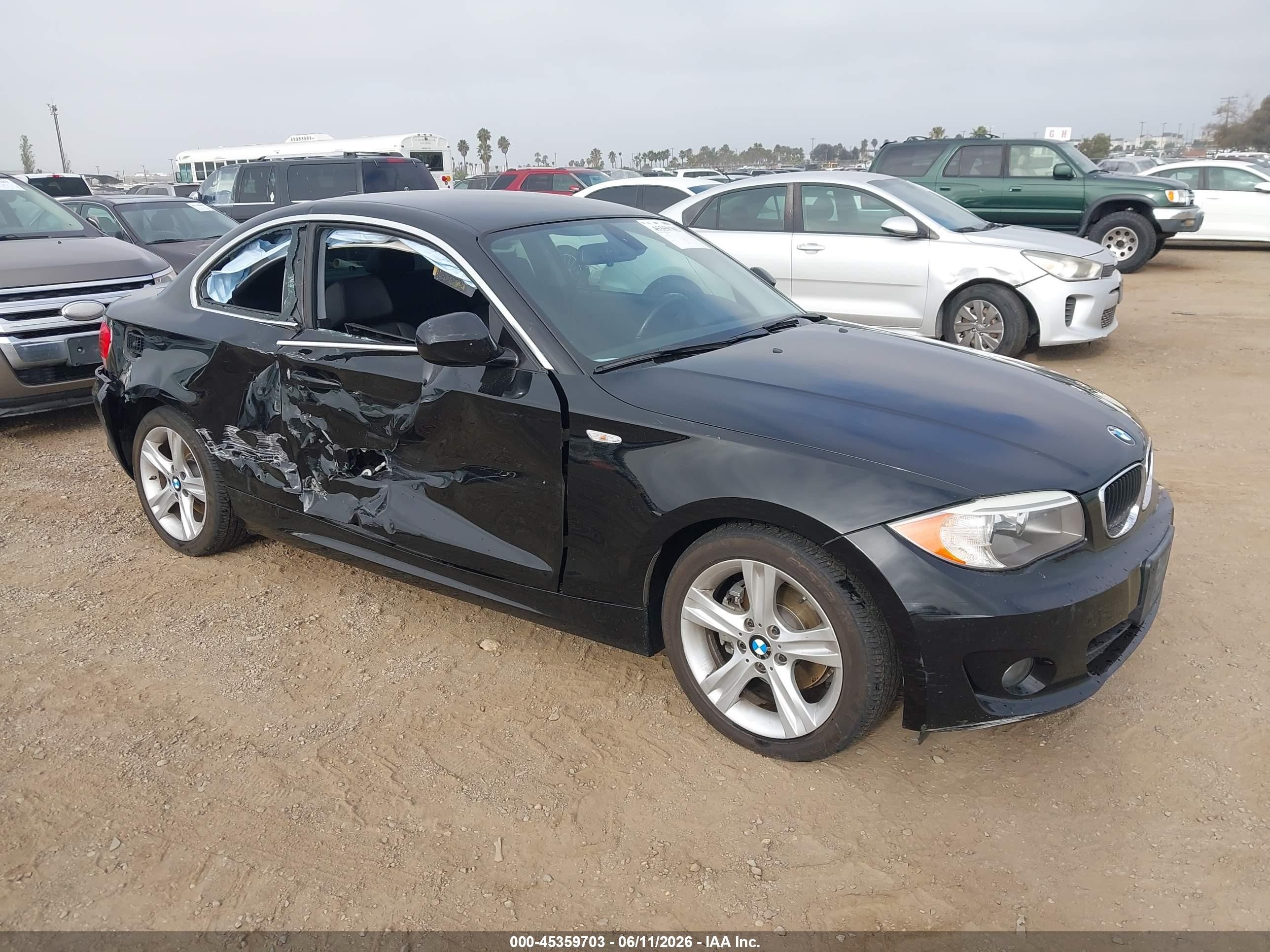 2012 BMW 1 Series 128i, VIN WBAUP9C54CVL91988 — Бок