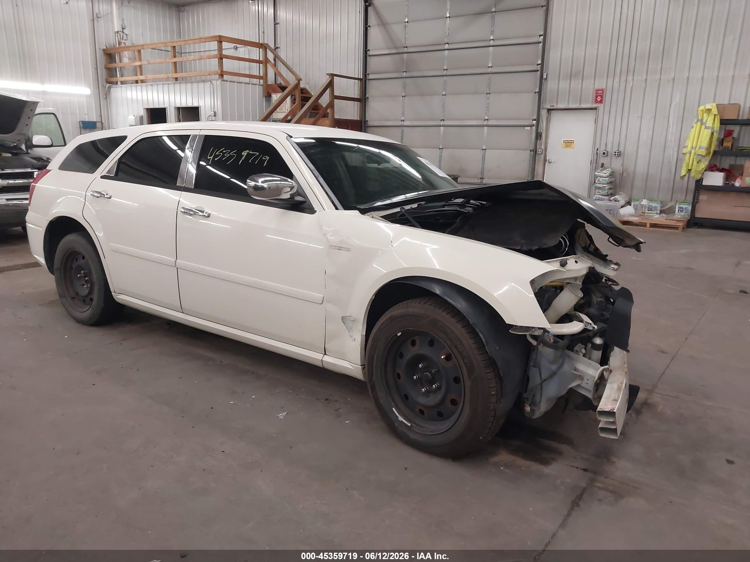 2005 Dodge Magnum SE, VIN 2D4FV48T85H628590 — Перед
