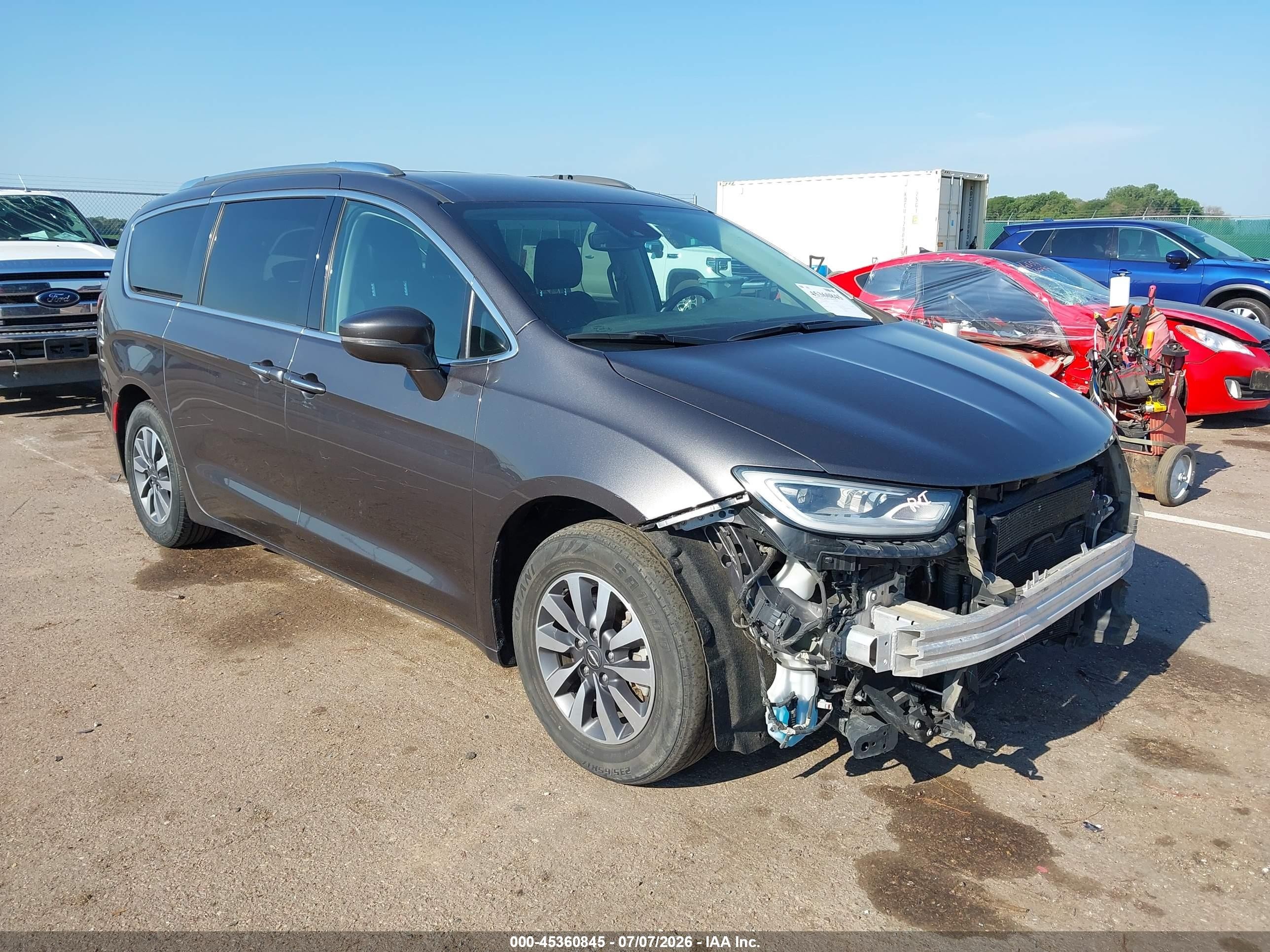 2021 Chrysler Pacifica Touring L, VIN 2C4RC1BGXMR509149 — Перед